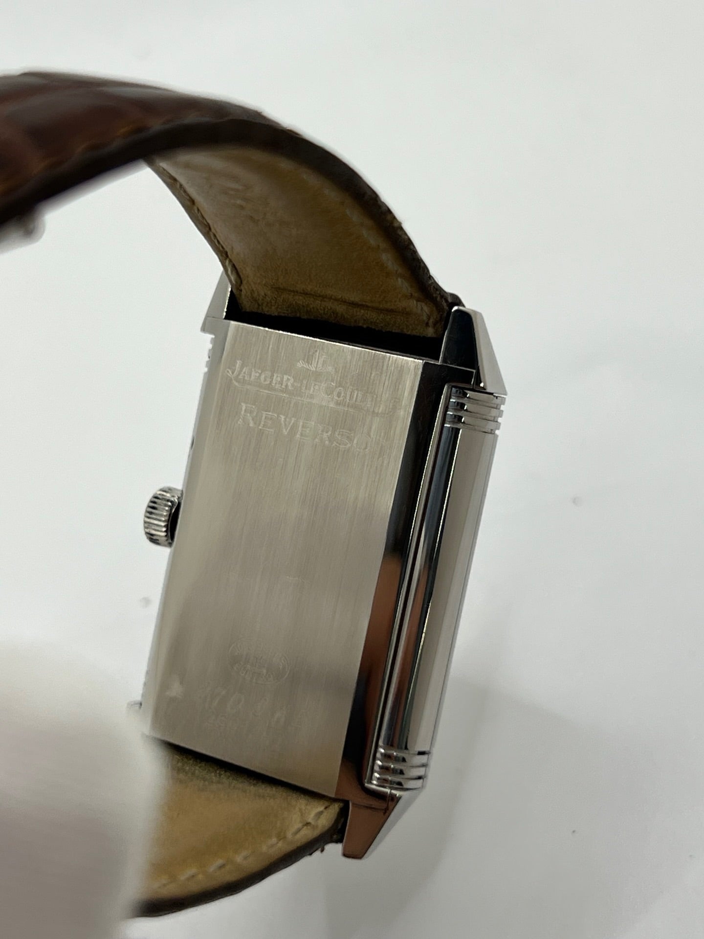 Découvrez la Montre Jaeger-LeCoultre Reverso Grande Taille 270.8.62, un garde-temps emblématique alliant élégance et ingénierie horlogère. Avec son boîtier rectangulaire emblématique et son design raffiné, ce modèle incarne le savoir-faire exceptionnel de Jaeger-LeCoultre. Idéale pour les passionnés de haute horlogerie, cette montre offre un style intemporel et une mécanique de précision. Un choix parfait pour les amateurs de montres de luxe et de pièces d’exception.