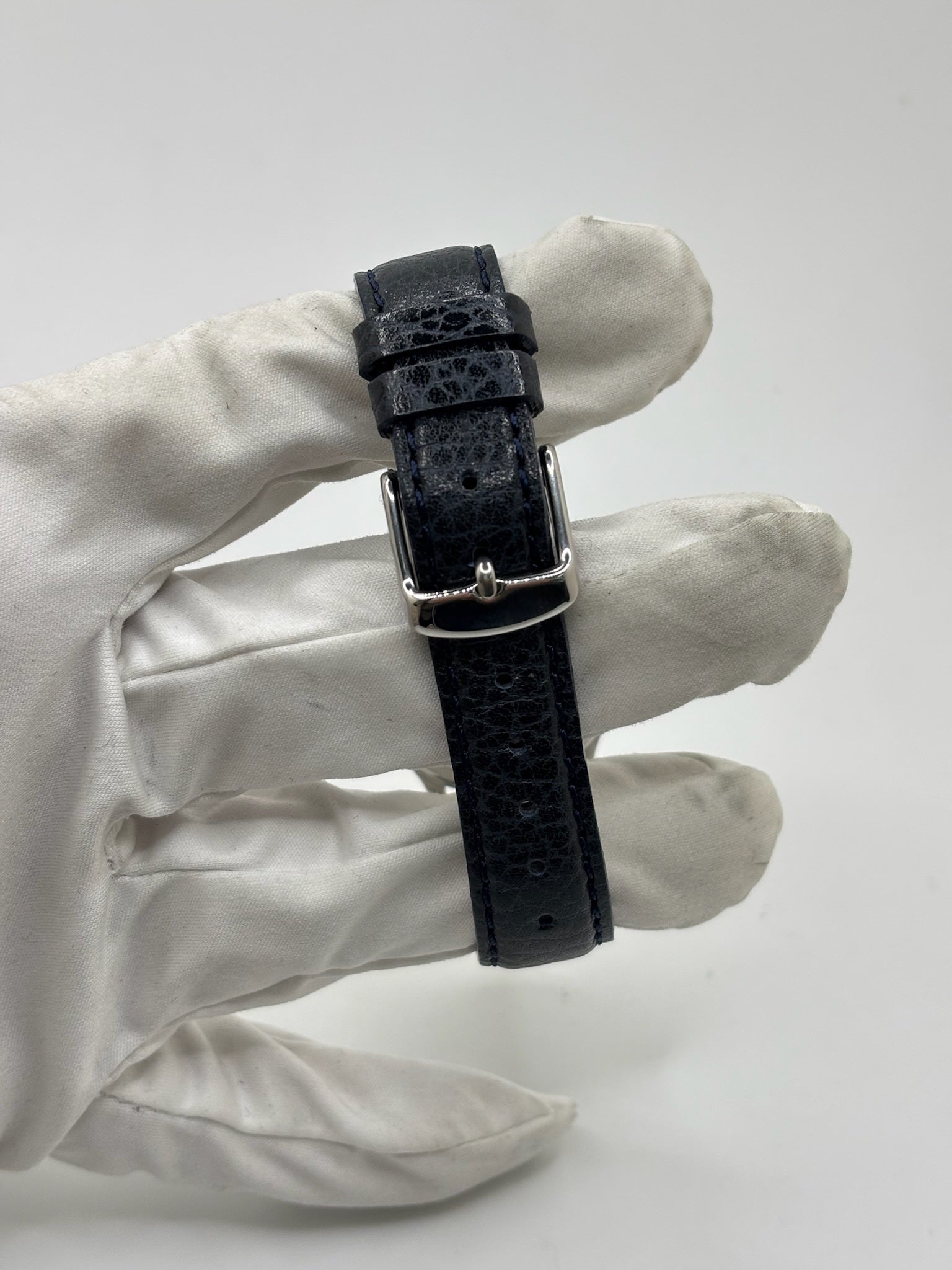 Montre Jaeger-LeCoultre vintage en acier datant des années 1950, équipée du calibre P478 à remontage manuel. Son cadran argent à chiffres arabes est protégé par un verre plexiglas et associé à un bracelet en cuir noir. Avec son boîtier de 31,5 mm et son design sobre et élégant, cette montre mécanique de collection illustre le savoir-faire horloger suisse de l'époque. Pièce ancienne recherchée par les amateurs de montres vintage et de garde-temps de caractère.