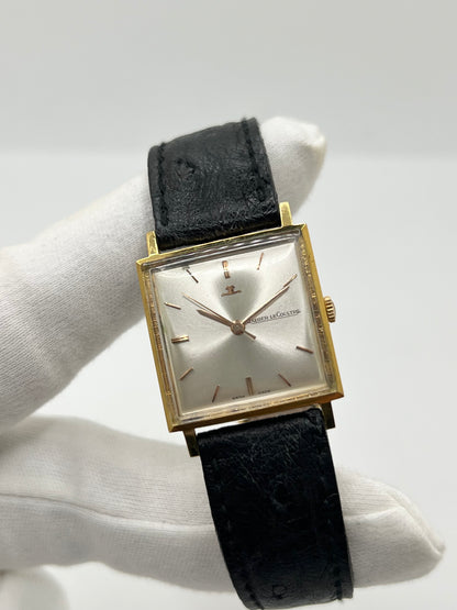 Montre Jaeger-LeCoultre Vintage Carrée, modèle ancien au design élégant et intemporel. Cette montre-bracelet Jaeger-LeCoultre se distingue par son boîtier de forme carrée et son style classique, idéal pour les amateurs d’horlogerie vintage. Une pièce raffinée de la maison Jaeger-LeCoultre, parfaite pour compléter une tenue élégante ou enrichir une collection de montres anciennes et de garde-temps de caractère.