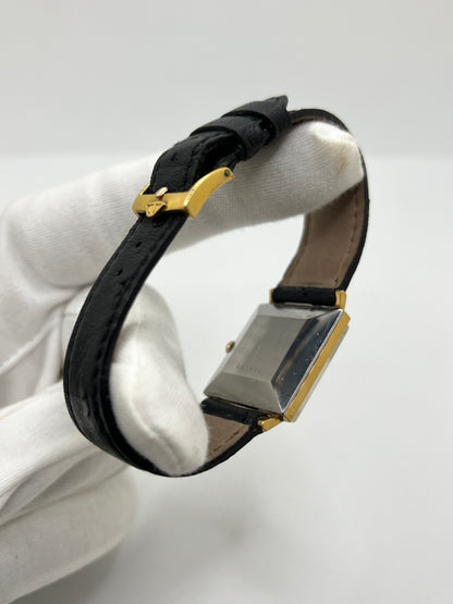 Montre Jaeger-LeCoultre Vintage Carrée, modèle ancien au design élégant et intemporel. Cette montre-bracelet Jaeger-LeCoultre se distingue par son boîtier de forme carrée et son style classique, idéal pour les amateurs d’horlogerie vintage. Une pièce raffinée de la maison Jaeger-LeCoultre, parfaite pour compléter une tenue élégante ou enrichir une collection de montres anciennes et de garde-temps de caractère.