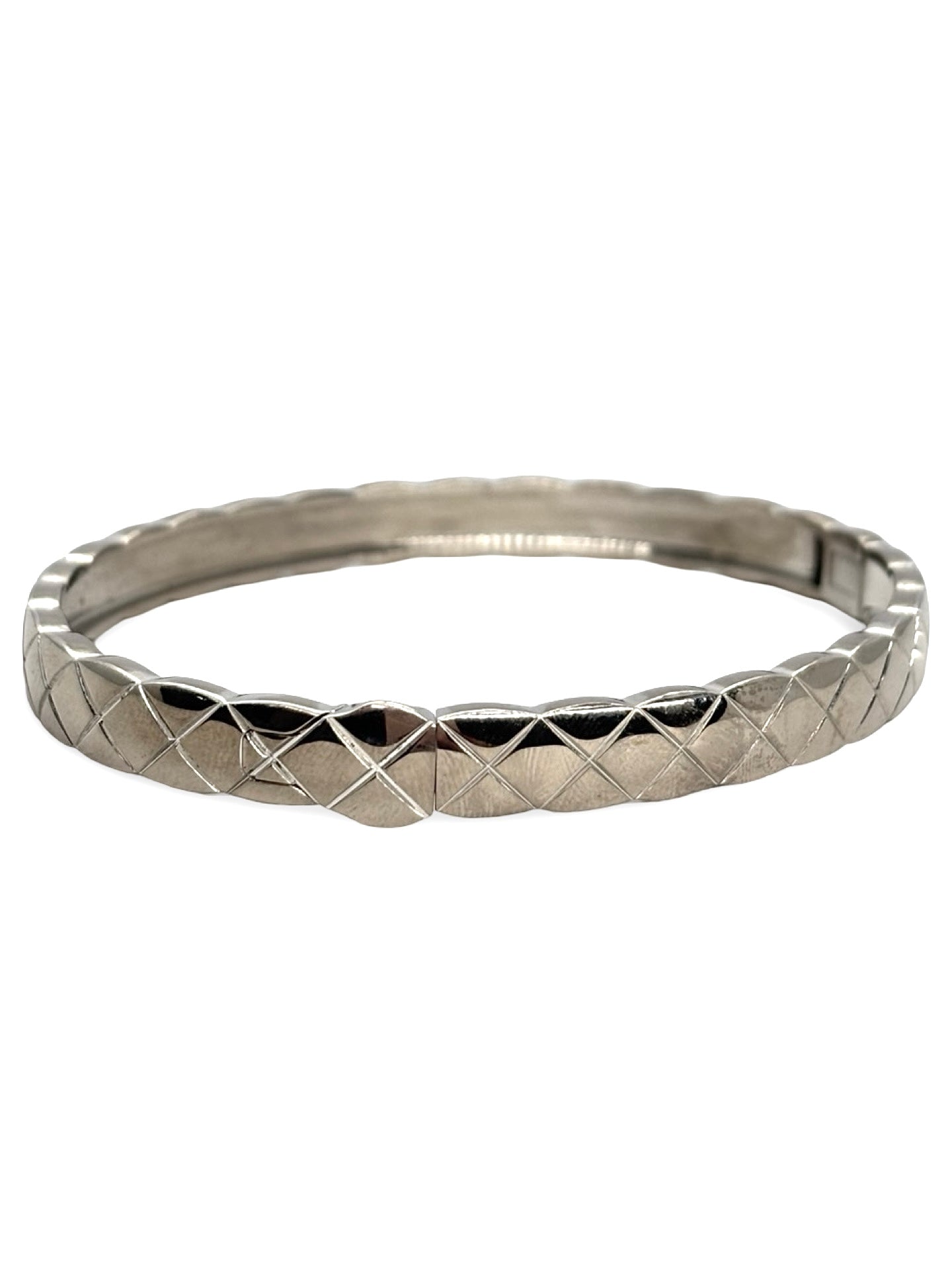 Bracelet Chanel Coco Crush en or blanc 18 carats serti de diamants pour un poids total de 0,25 carat. Inspiré du motif matelassé emblématique de la maison, ce bijou élégant allie modernité et raffinement. Son design graphique et intemporel en fait une pièce iconique, idéale pour sublimer le poignet au quotidien ou lors d’occasions spéciales.