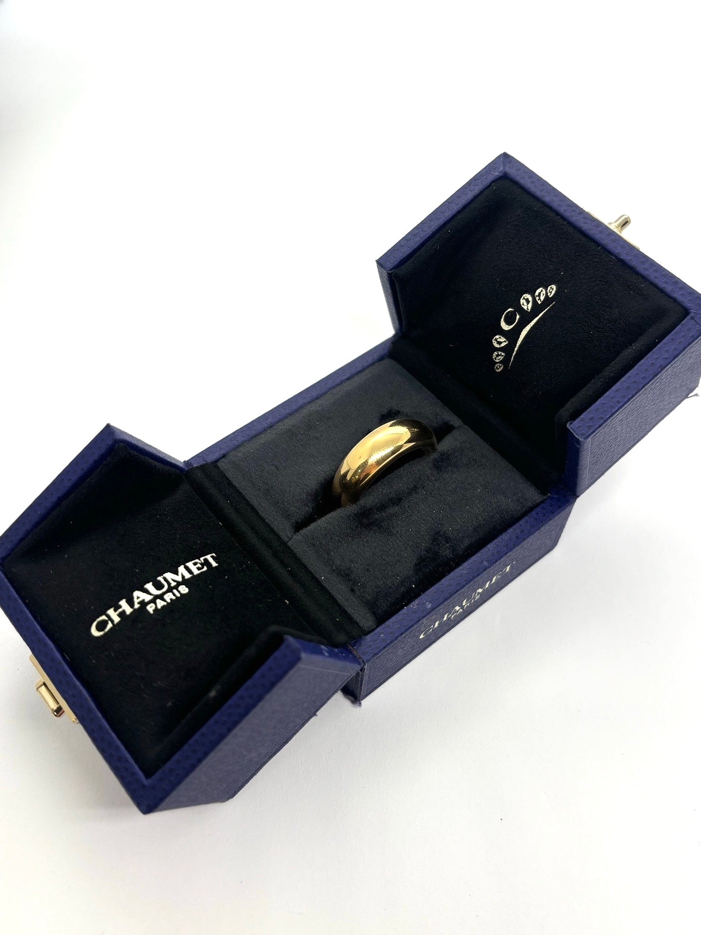 Bague jonc Chaumet en or jaune 18 carats au design épuré et intemporel. Ce bijou de luxe met en valeur la beauté de l’or jaune grâce à des lignes élégantes et une finition soignée. Appréciée pour son raffinement et son style classique, cette bague signée Chaumet s’adapte aussi bien à un port quotidien qu’aux grandes occasions.