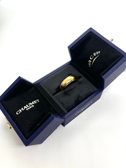 Bague jonc Chaumet en or jaune 18 carats au design épuré et intemporel. Ce bijou de luxe met en valeur la beauté de l’or jaune grâce à des lignes élégantes et une finition soignée. Appréciée pour son raffinement et son style classique, cette bague signée Chaumet s’adapte aussi bien à un port quotidien qu’aux grandes occasions.