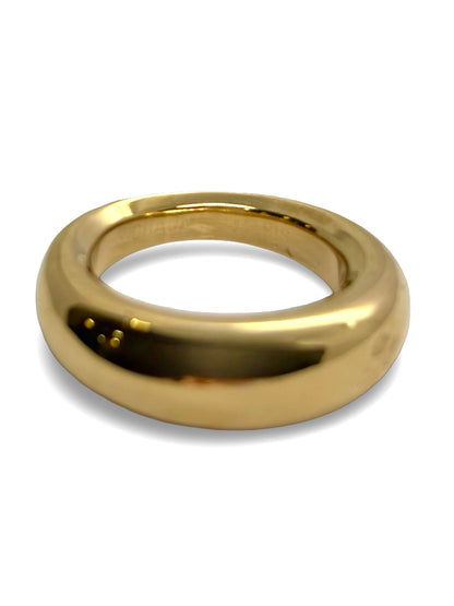 Bague jonc Chaumet en or jaune 18 carats au design épuré et intemporel. Ce bijou de luxe met en valeur la beauté de l’or jaune grâce à des lignes élégantes et une finition soignée. Appréciée pour son raffinement et son style classique, cette bague signée Chaumet s’adapte aussi bien à un port quotidien qu’aux grandes occasions.