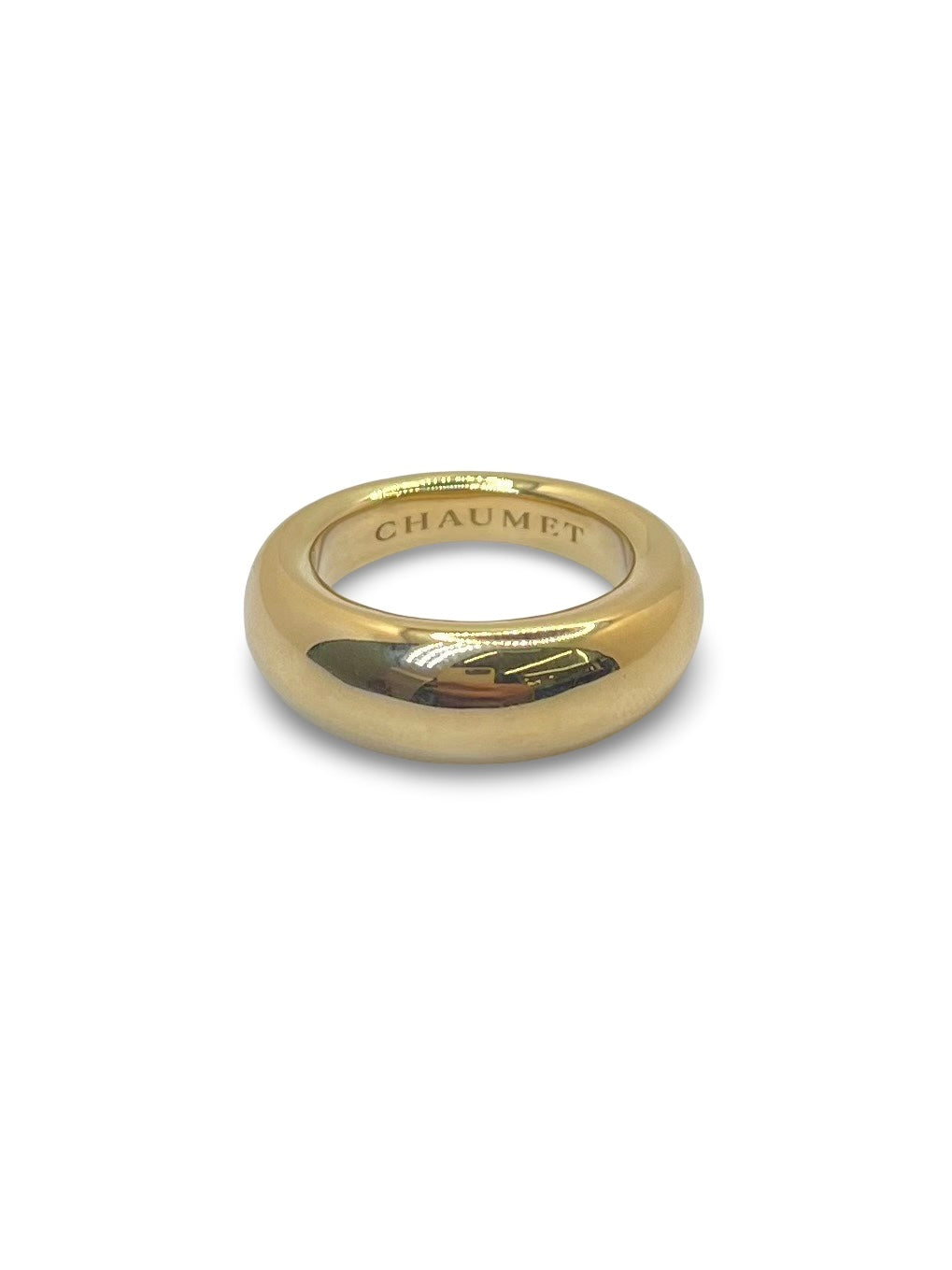 Élégante bague jonc Chaumet en or jaune 18K, symbole de raffinement et de savoir-faire joaillier. Ce bijou intemporel séduit par ses courbes épurées et son éclat chaleureux. Idéal pour sublimer une tenue ou marquer une occasion spéciale. Une pièce de collection signée Chaumet, en or 750/1000, alliant luxe et sobriété.

