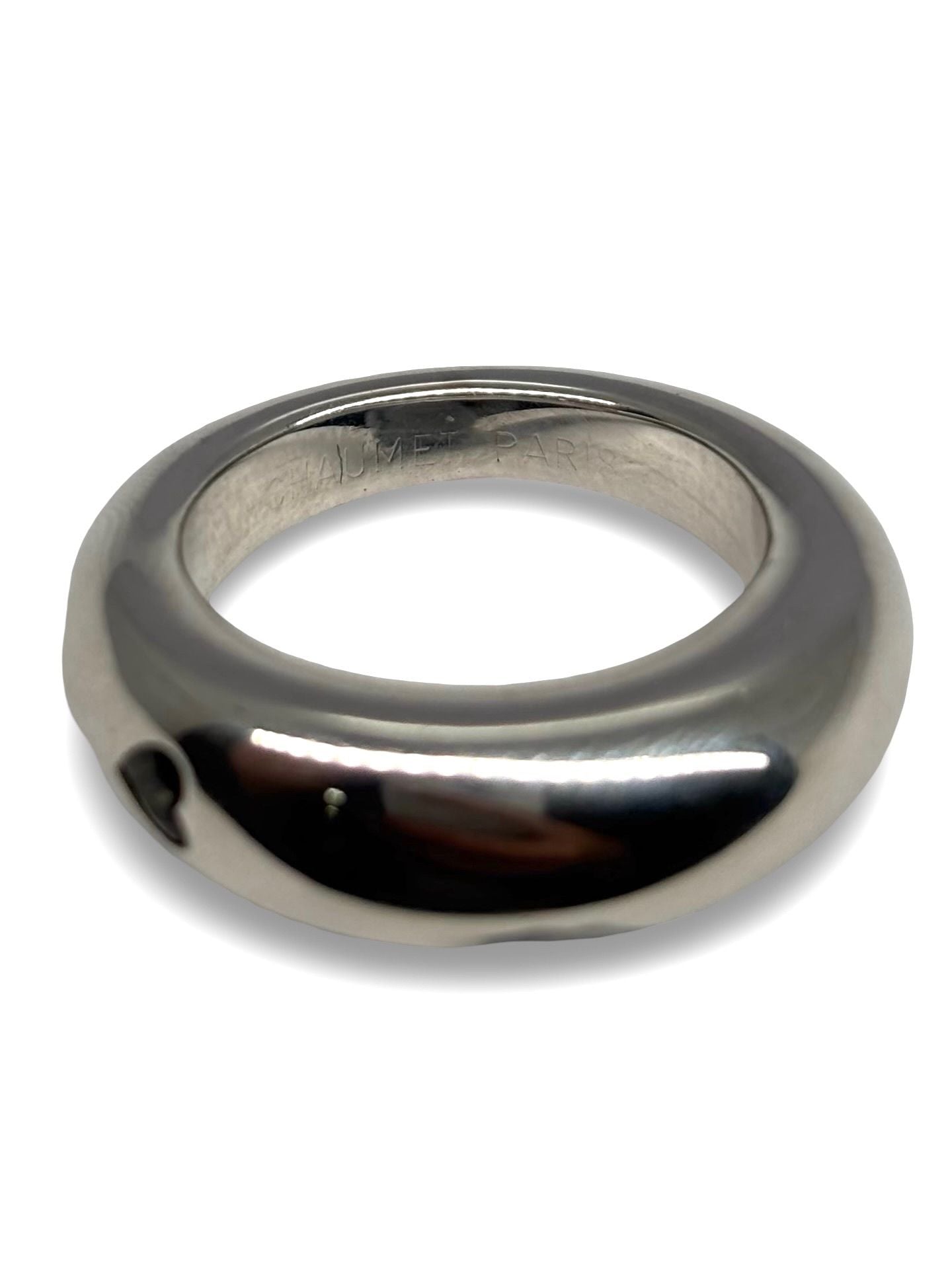 Bague jonc signée Chaumet, en or blanc 18 carats, sublimée par un saphir vert au ton raffiné. Cette création épurée incarne l’élégance contemporaine de la maison, alliant pureté des lignes et éclat précieux de la pierre. Son design minimaliste met en valeur la rareté du saphir vert, pour un bijou à la fois discret et sophistiqué, parfait pour accompagner avec distinction les moments du quotidien comme les grandes occasions.