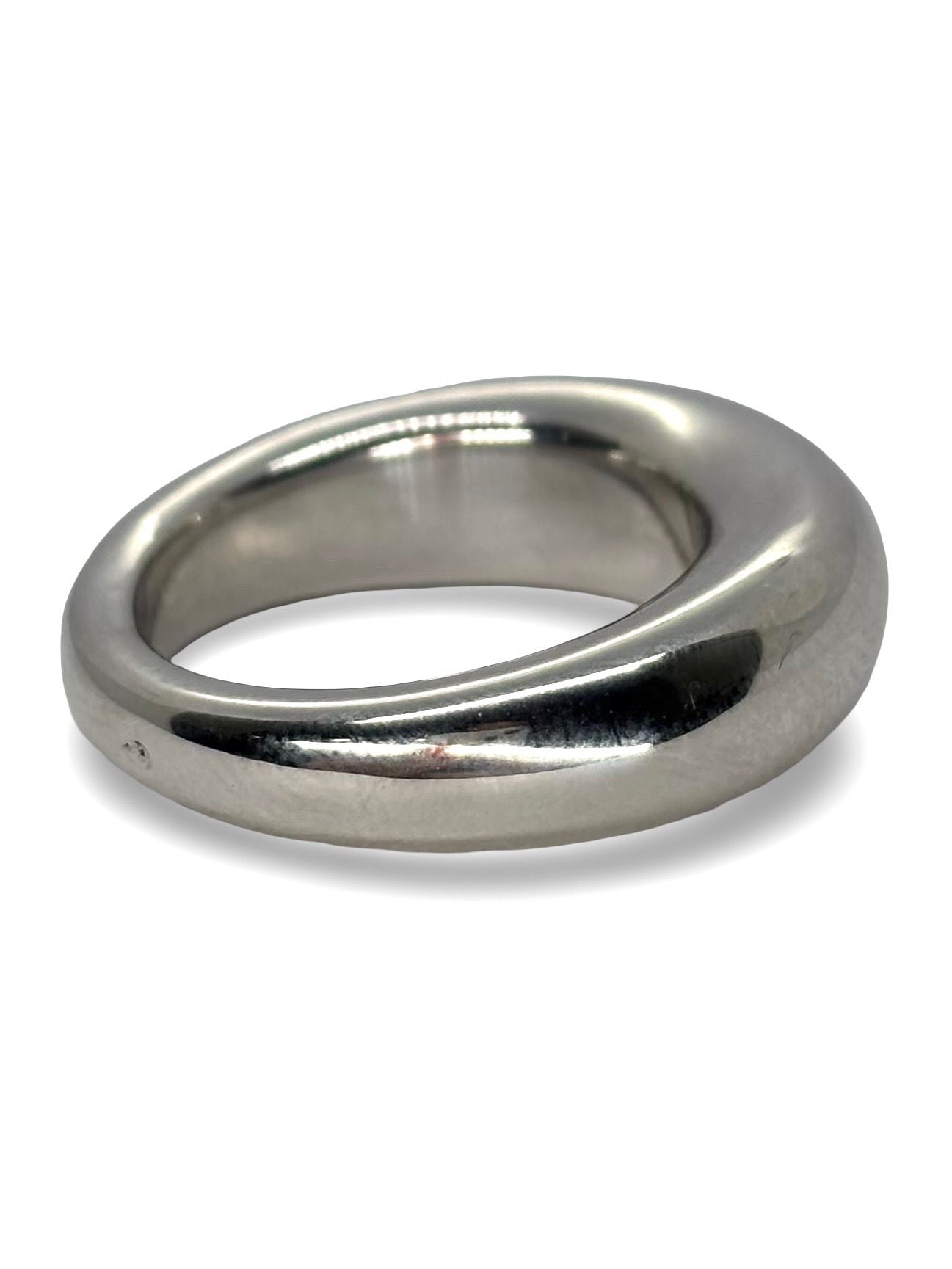 Bague jonc signée Chaumet, en or blanc 18 carats, sublimée par un saphir vert au ton raffiné. Cette création épurée incarne l’élégance contemporaine de la maison, alliant pureté des lignes et éclat précieux de la pierre. Son design minimaliste met en valeur la rareté du saphir vert, pour un bijou à la fois discret et sophistiqué, parfait pour accompagner avec distinction les moments du quotidien comme les grandes occasions.