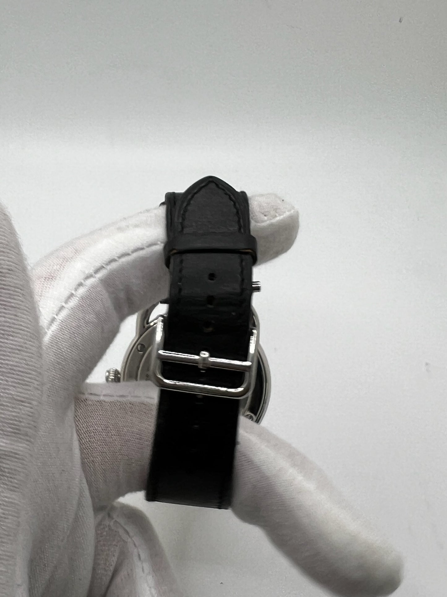 Découvrez la montre Hermès Arceau, un garde-temps d’exception alliant élégance et savoir-faire horloger. Ce modèle emblématique, doté d’un boîtier en acier de 41 mm et d’un mouvement automatique, séduit par son cadran brun raffiné et son bracelet en cuir assorti. Parfaite pour les amateurs de montres de luxe, l’Arceau incarne l’élégance à la française. 