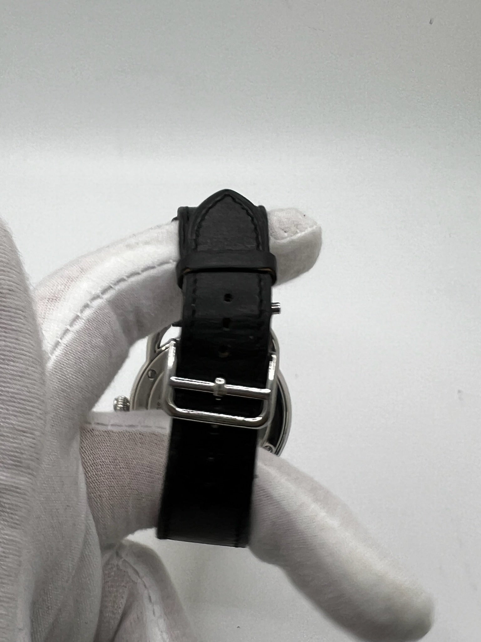 Découvrez la montre Hermès Arceau, un garde-temps d’exception alliant élégance et savoir-faire horloger. Ce modèle emblématique, doté d’un boîtier en acier de 41 mm et d’un mouvement automatique, séduit par son cadran brun raffiné et son bracelet en cuir assorti. Parfaite pour les amateurs de montres de luxe, l’Arceau incarne l’élégance à la française. 