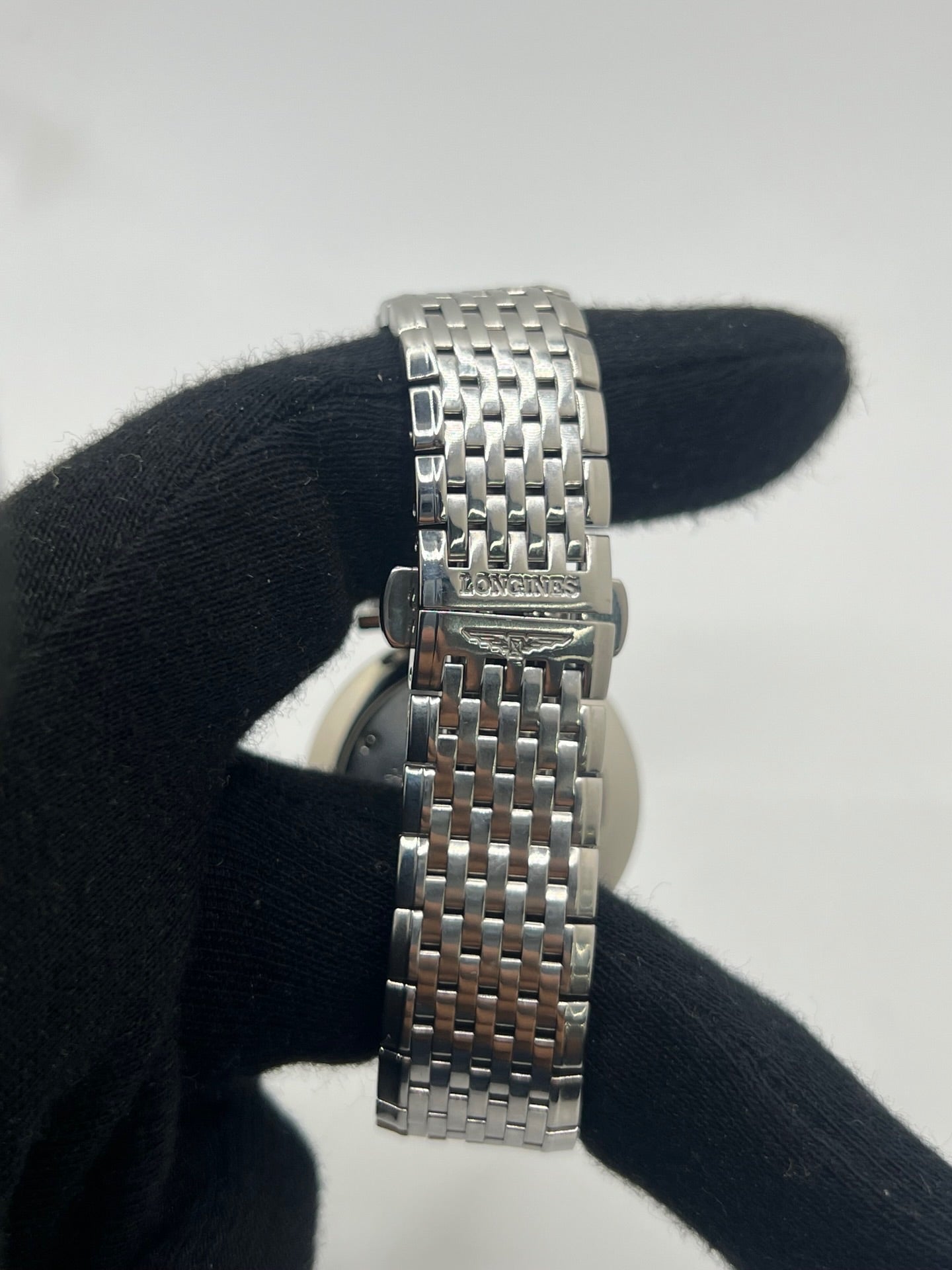 Montre Longines La Grande Classique L4.709.4 en acier, équipée d’un mouvement quartz précis et d’un cadran blanc à chiffres romains. Son boîtier fin de 33 mm et son bracelet argenté en acier lui confèrent une élégance intemporelle. Un garde-temps raffiné pour homme ou unisexe, idéal pour un style classique et sophistiqué.