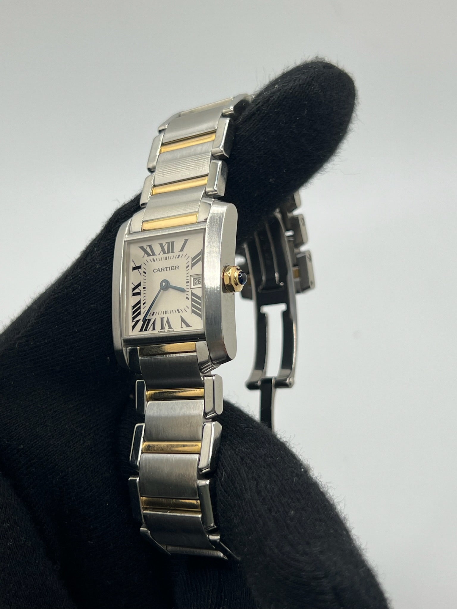 Découvrez la Cartier Tank Française, une montre femme emblématique alliant raffinement et modernité. Ce modèle en or et acier, au design intemporel, est équipé d’un mouvement quartz fiable et d’un cadran blanc aux chiffres romains. Son bracelet acier et sa boucle double plis assurent confort et élégance. Un garde-temps de luxe en très bon état, parfait pour les passionnées de la maison Cartier.