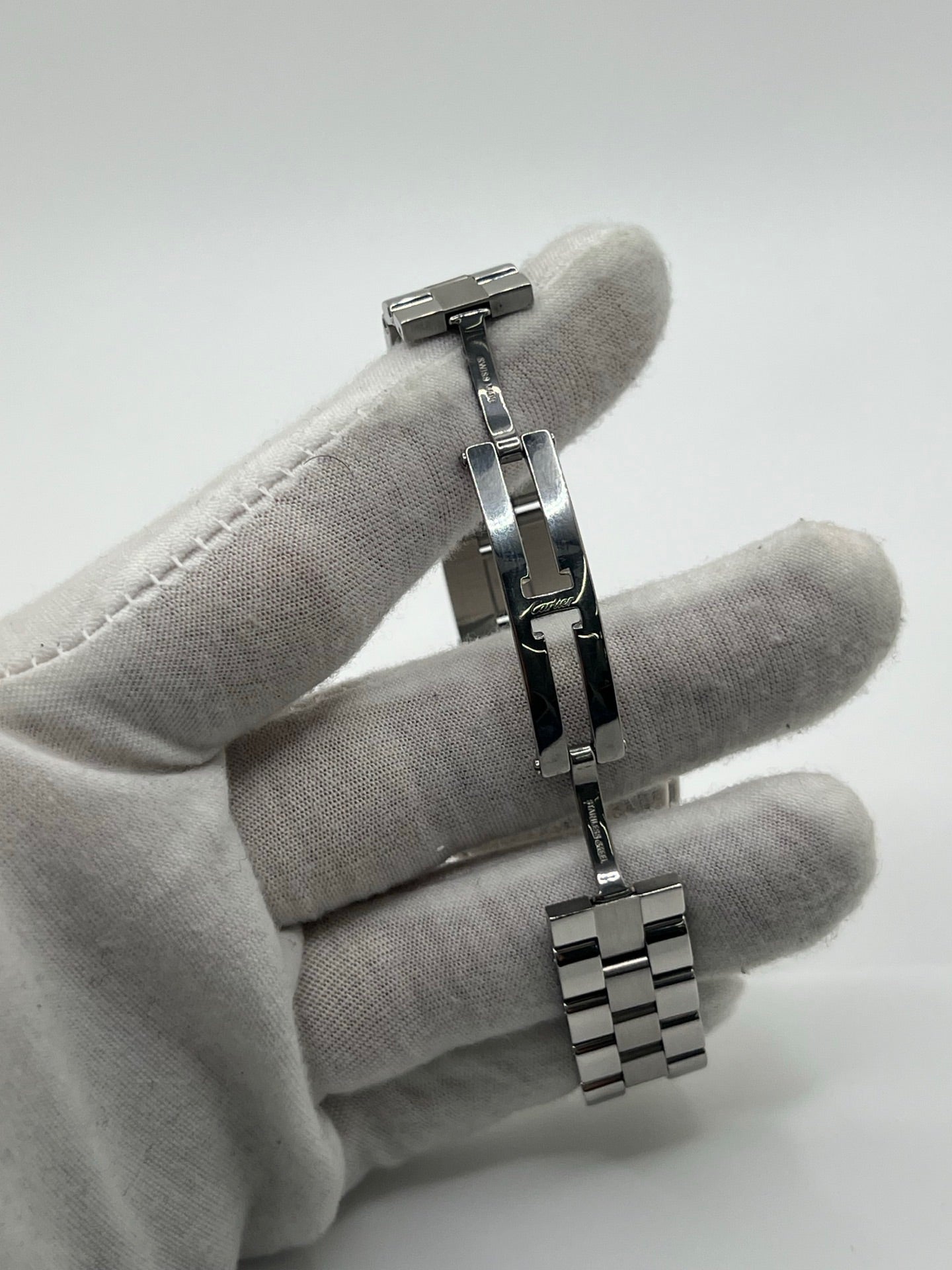 Montre Cartier Roadster 2675 pour femme en acier, équipée d’un mouvement quartz calibre 688. Boîtier 31 x 37 mm avec verre saphir, cadran argent à chiffres romains et bracelet acier à boucle déployante. Modèle étanche à 10 ATM avec fonction date, livré avec coffret d’origine, en très bon état d’occasion.