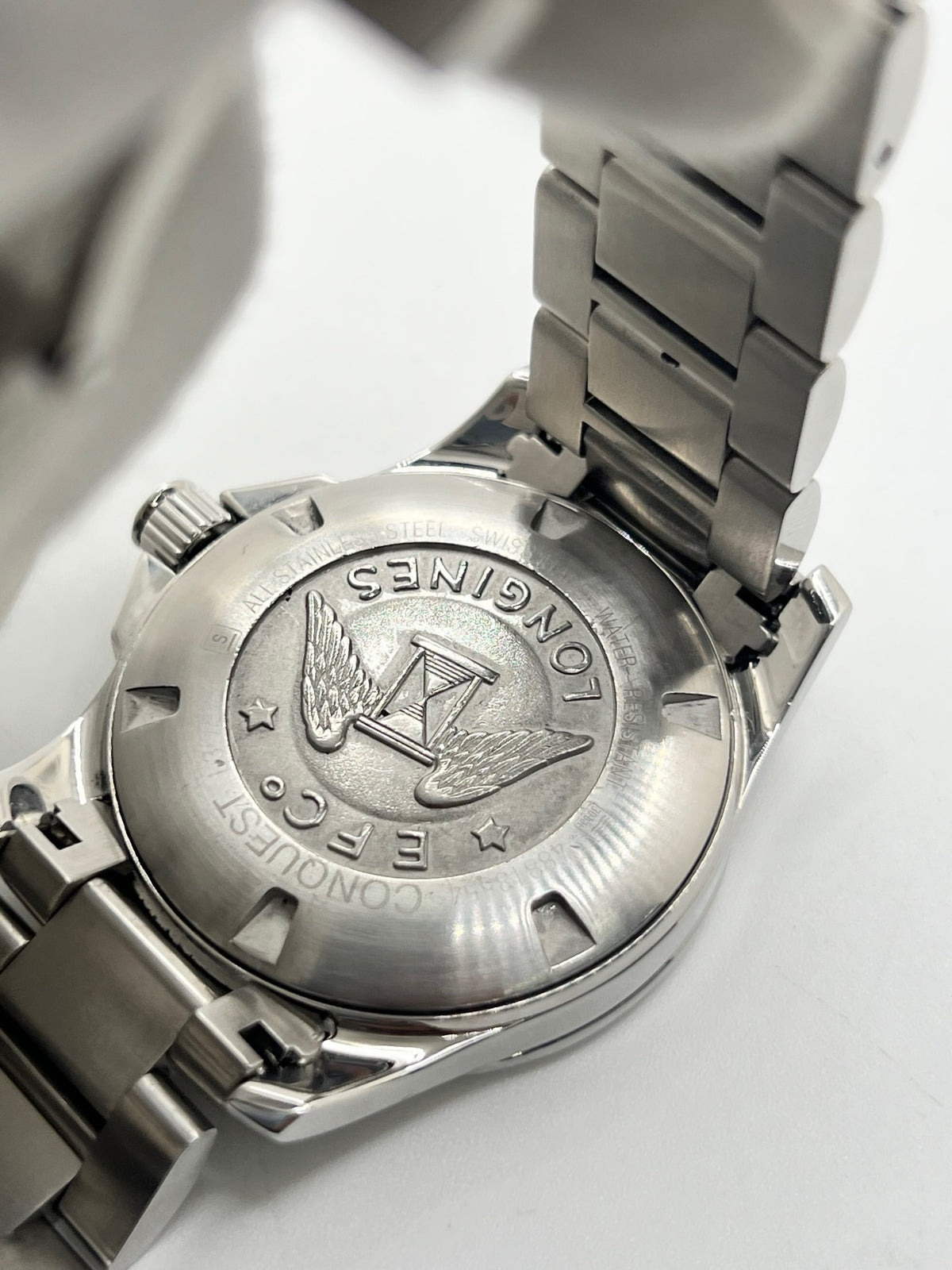 Montre Longines Conquest L3.759.4.76.6 pour homme, équipée d’un mouvement quartz et d’un boîtier en acier de 41 mm. Elle présente un élégant cadran argenté protégé par un verre saphir, ainsi qu’un bracelet en acier avec boucle déployante double plis. Cette Longines Conquest se distingue par son design intemporel et sportif, son étanchéité de 30 ATM et son excellent état général. Montre de luxe d’occasion révisée en interne en octobre 2026.