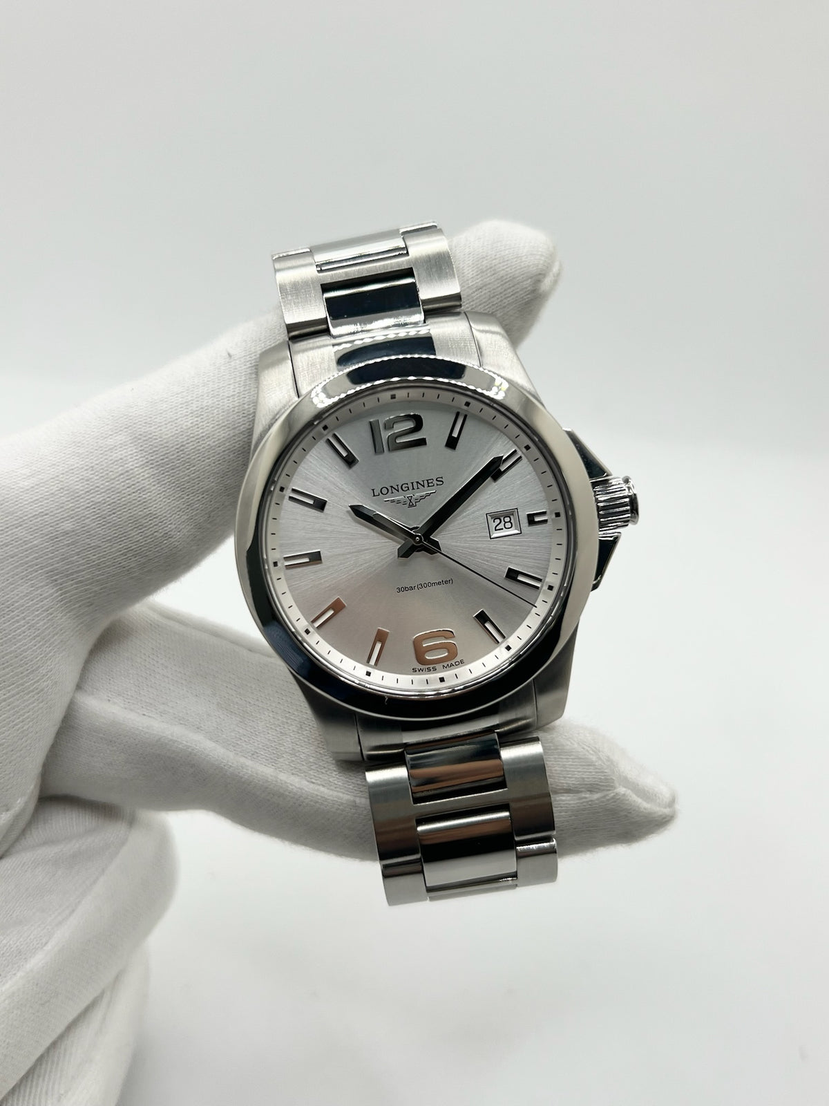 Montre Longines Conquest L3.759.4.76.6 pour homme, équipée d’un mouvement quartz et d’un boîtier en acier de 41 mm. Elle présente un élégant cadran argenté protégé par un verre saphir, ainsi qu’un bracelet en acier avec boucle déployante double plis. Cette Longines Conquest se distingue par son design intemporel et sportif, son étanchéité de 30 ATM et son excellent état général. Montre de luxe d’occasion révisée en interne en octobre 2026.