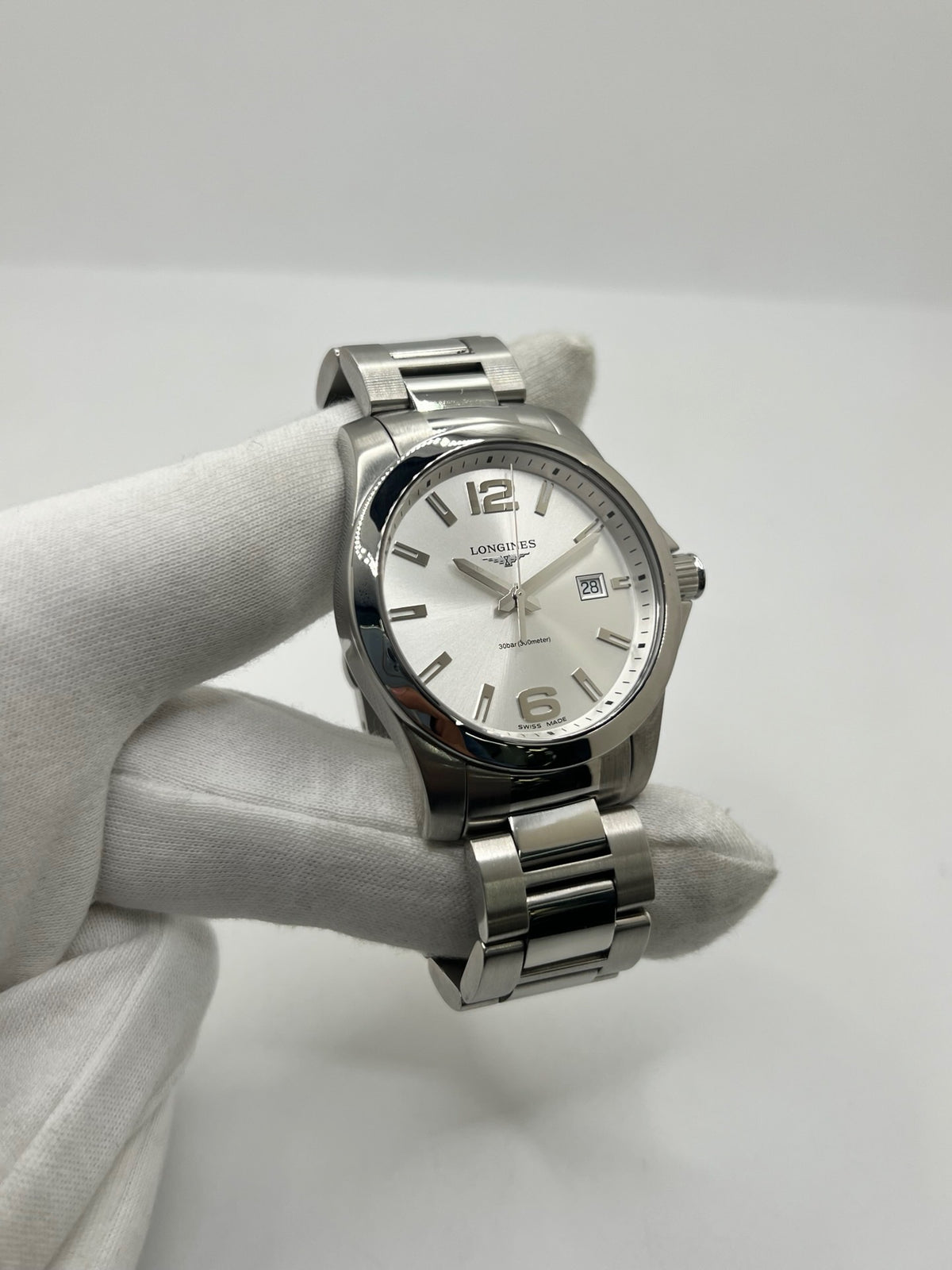 Montre Longines Conquest L3.759.4.76.6 pour homme, équipée d’un mouvement quartz et d’un boîtier en acier de 41 mm. Elle présente un élégant cadran argenté protégé par un verre saphir, ainsi qu’un bracelet en acier avec boucle déployante double plis. Cette Longines Conquest se distingue par son design intemporel et sportif, son étanchéité de 30 ATM et son excellent état général. Montre de luxe d’occasion révisée en interne en octobre 2026.