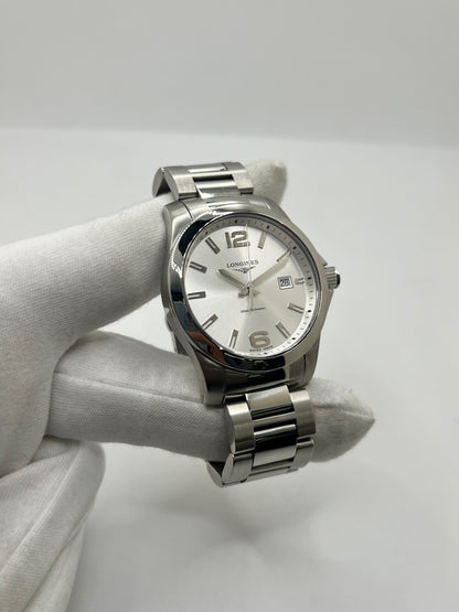 Montre Longines Conquest L3.759.4.76.6 pour homme, équipée d’un mouvement quartz et d’un boîtier en acier de 41 mm. Elle présente un élégant cadran argenté protégé par un verre saphir, ainsi qu’un bracelet en acier avec boucle déployante double plis. Cette Longines Conquest se distingue par son design intemporel et sportif, son étanchéité de 30 ATM et son excellent état général. Montre de luxe d’occasion révisée en interne en octobre 2026.
