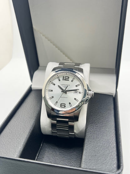 Montre Longines Conquest L3.759.4.76.6 pour homme, équipée d’un mouvement quartz et d’un boîtier en acier de 41 mm. Elle présente un élégant cadran argenté protégé par un verre saphir, ainsi qu’un bracelet en acier avec boucle déployante double plis. Cette Longines Conquest se distingue par son design intemporel et sportif, son étanchéité de 30 ATM et son excellent état général. Montre de luxe d’occasion révisée en interne en octobre 2026.
