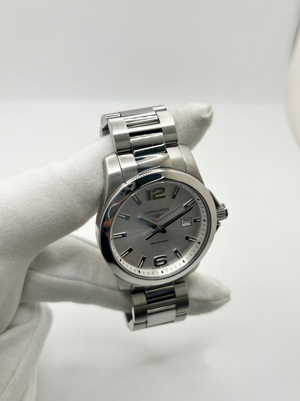 Montre Longines Conquest L3.759.4.76.6 pour homme, équipée d’un mouvement quartz et d’un boîtier en acier de 41 mm. Elle présente un élégant cadran argenté protégé par un verre saphir, ainsi qu’un bracelet en acier avec boucle déployante double plis. Cette Longines Conquest se distingue par son design intemporel et sportif, son étanchéité de 30 ATM et son excellent état général. Montre de luxe d’occasion révisée en interne en octobre 2026.