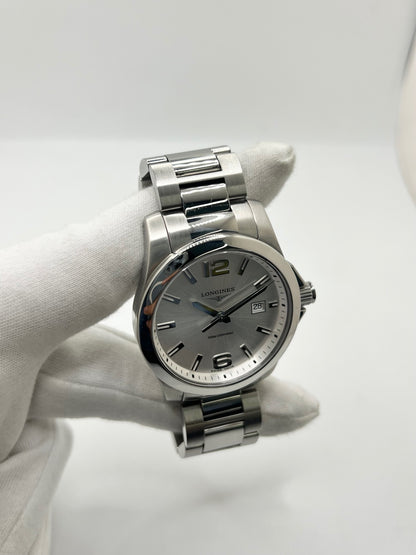 Montre Longines Conquest L3.759.4.76.6 pour homme, équipée d’un mouvement quartz et d’un boîtier en acier de 41 mm. Elle présente un élégant cadran argenté protégé par un verre saphir, ainsi qu’un bracelet en acier avec boucle déployante double plis. Cette Longines Conquest se distingue par son design intemporel et sportif, son étanchéité de 30 ATM et son excellent état général. Montre de luxe d’occasion révisée en interne en octobre 2026.