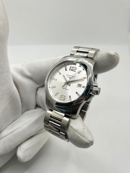 Montre Longines Conquest L3.759.4.76.6 pour homme, équipée d’un mouvement quartz et d’un boîtier en acier de 41 mm. Elle présente un élégant cadran argenté protégé par un verre saphir, ainsi qu’un bracelet en acier avec boucle déployante double plis. Cette Longines Conquest se distingue par son design intemporel et sportif, son étanchéité de 30 ATM et son excellent état général. Montre de luxe d’occasion révisée en interne en octobre 2026.