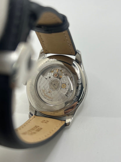 Montre automatique Longines Master Collection L2.893.4.51.6 en acier 42 mm, équipée d’un cadran noir épuré, d’un verre saphir et d’un bracelet en cuir noir. Modèle élégant avec fonction date, en très bon état d’occasion, présentant de légères micro-rayures, livré avec coffret d’origine.