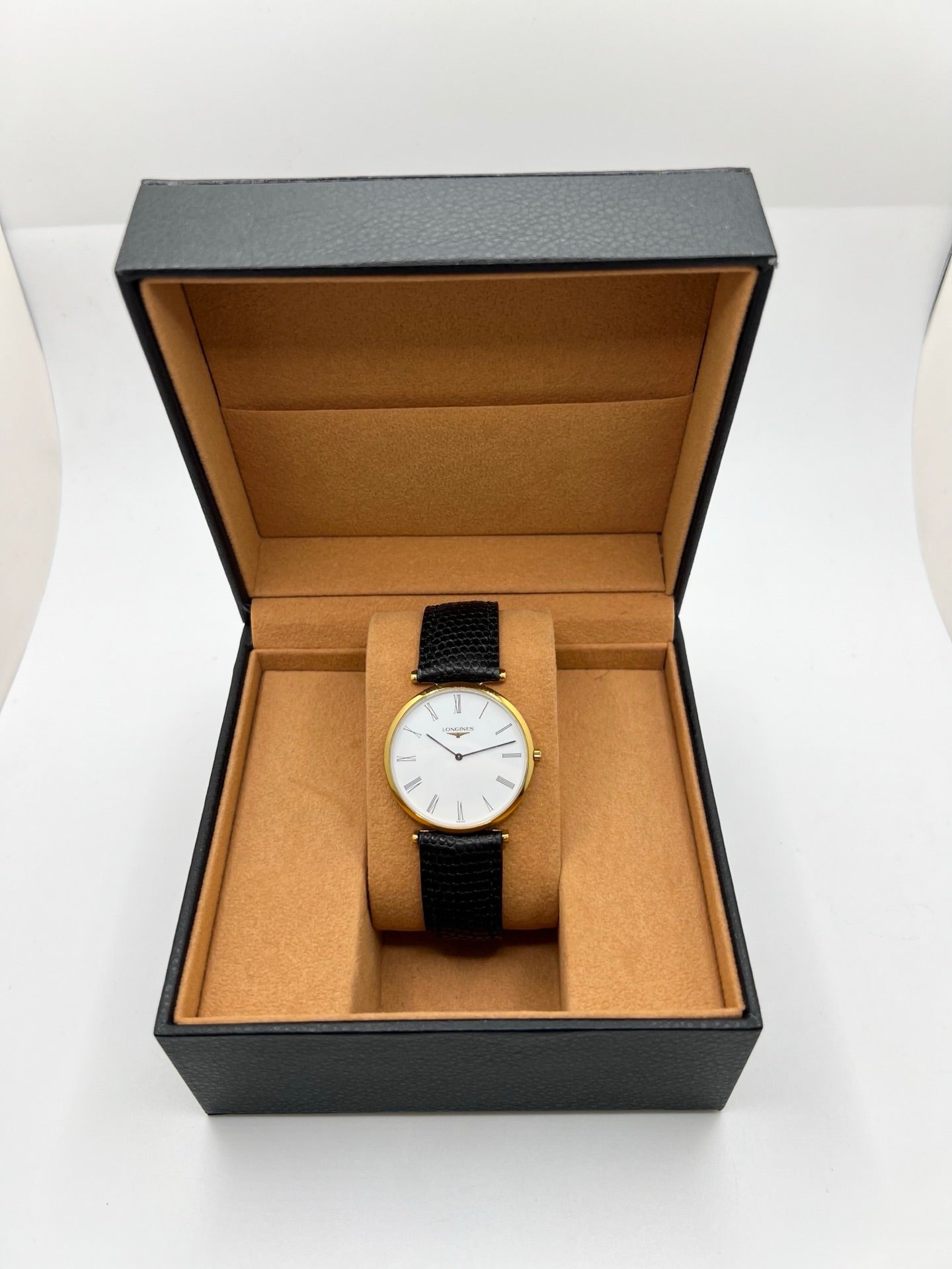 Montre Longines La Grande Classique référence L4.709.2 en plaqué or avec boîtier de 33 mm, cadran blanc à chiffres romains et verre saphir. Ce modèle à mouvement quartz est équipé d’un bracelet en cuir noir avec boucle ardillon en acier. Son design élégant et intemporel en fait une montre de ville raffinée, adaptée aussi bien aux hommes qu’aux amateurs de montres classiques. Pièce d’occasion en très bon état, révisée et prête à être portée.
