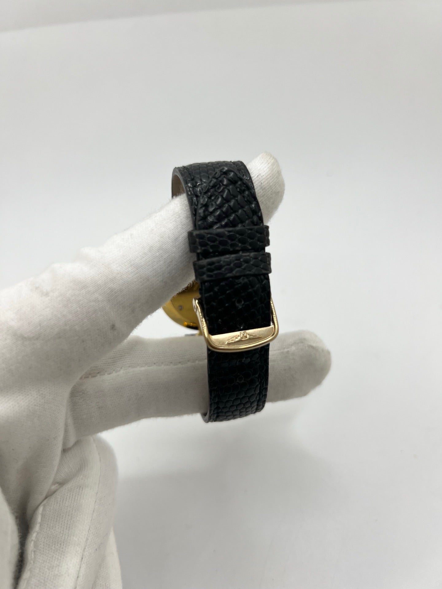 Montre Longines La Grande Classique référence L4.709.2 en plaqué or avec boîtier de 33 mm, cadran blanc à chiffres romains et verre saphir. Ce modèle à mouvement quartz est équipé d’un bracelet en cuir noir avec boucle ardillon en acier. Son design élégant et intemporel en fait une montre de ville raffinée, adaptée aussi bien aux hommes qu’aux amateurs de montres classiques. Pièce d’occasion en très bon état, révisée et prête à être portée.
