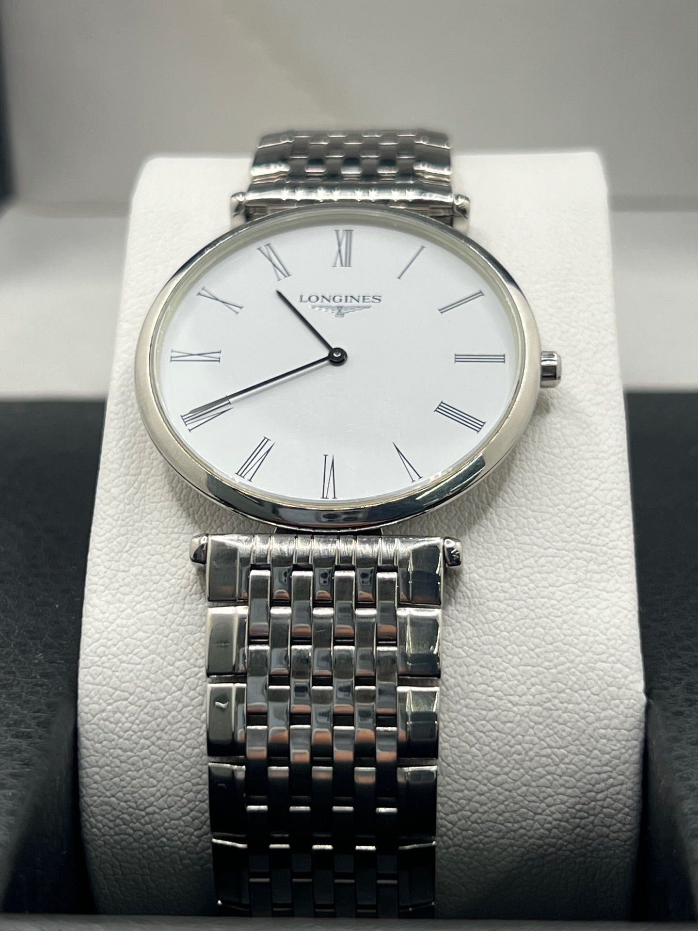 Montre Longines La Grande Classique L4.709.4 en acier, équipée d’un mouvement quartz précis et d’un cadran blanc à chiffres romains. Son boîtier fin de 33 mm et son bracelet argenté en acier lui confèrent une élégance intemporelle. Un garde-temps raffiné pour homme ou unisexe, idéal pour un style classique et sophistiqué.
