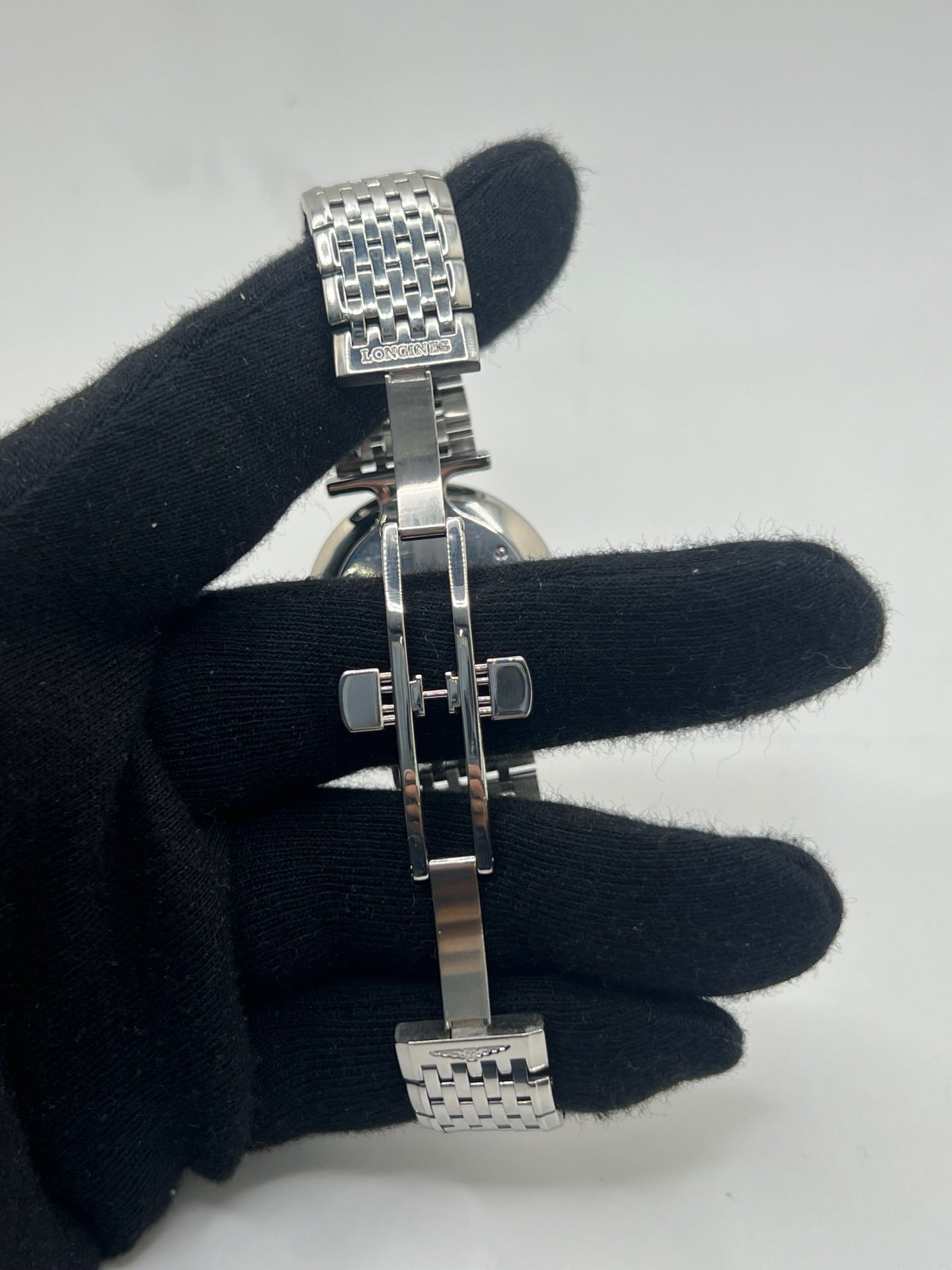 Montre Longines La Grande Classique L4.709.4 en acier, équipée d’un mouvement quartz précis et d’un cadran blanc à chiffres romains. Son boîtier fin de 33 mm et son bracelet argenté en acier lui confèrent une élégance intemporelle. Un garde-temps raffiné pour homme ou unisexe, idéal pour un style classique et sophistiqué.