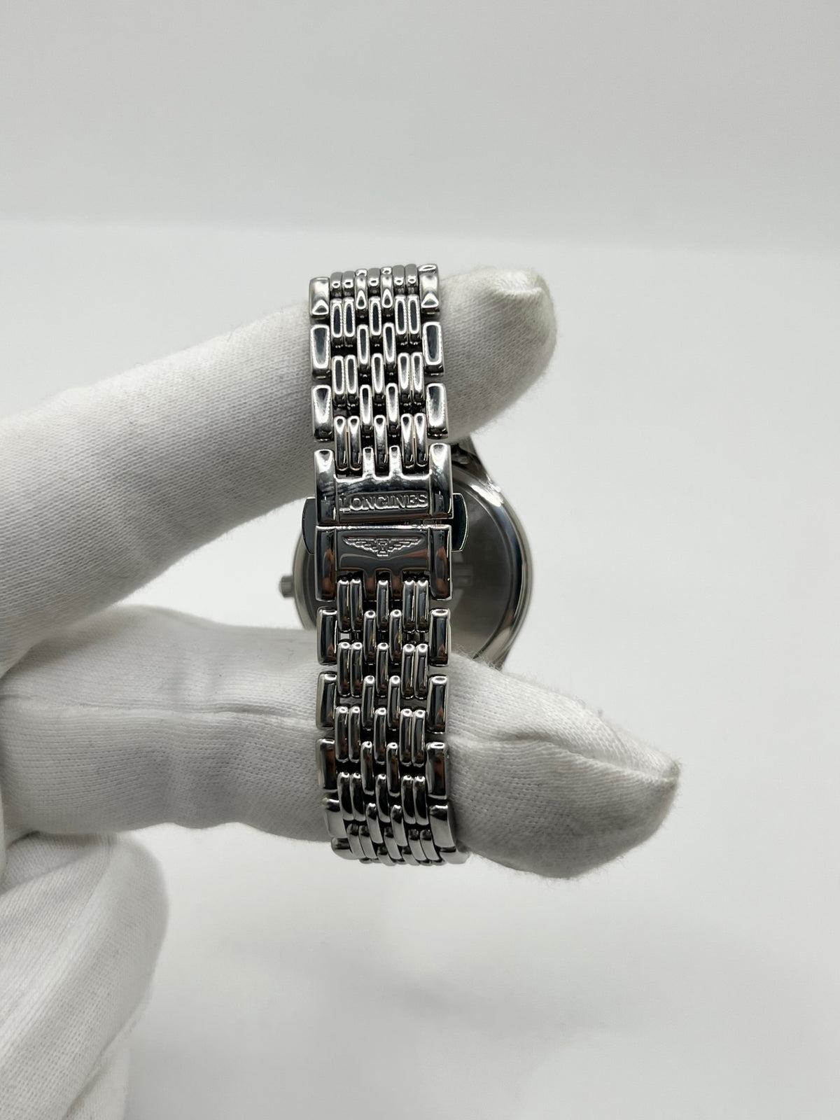 Montre Longines Lyre L43594126 en acier, équipée d’un mouvement à quartz et d’un boîtier de 32 mm. Son cadran blanc élégant est protégé par un verre saphir, offrant une bonne résistance aux rayures. Cette montre Longines Lyre se distingue par son design classique et intemporel, idéal pour accompagner toutes les occasions. Son bracelet en acier assorti, doté d’une boucle déployante double, apporte une finition harmonieuse et raffinée. Modèle de 2018, livré avec son coffret et ses papiers d’origine.