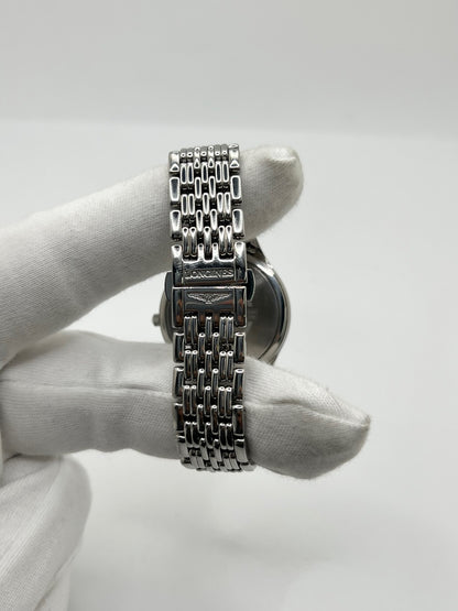 Montre Longines Lyre L43594126 en acier, équipée d’un mouvement à quartz et d’un boîtier de 32 mm. Son cadran blanc élégant est protégé par un verre saphir, offrant une bonne résistance aux rayures. Cette montre Longines Lyre se distingue par son design classique et intemporel, idéal pour accompagner toutes les occasions. Son bracelet en acier assorti, doté d’une boucle déployante double, apporte une finition harmonieuse et raffinée. Modèle de 2018, livré avec son coffret et ses papiers d’origine.
