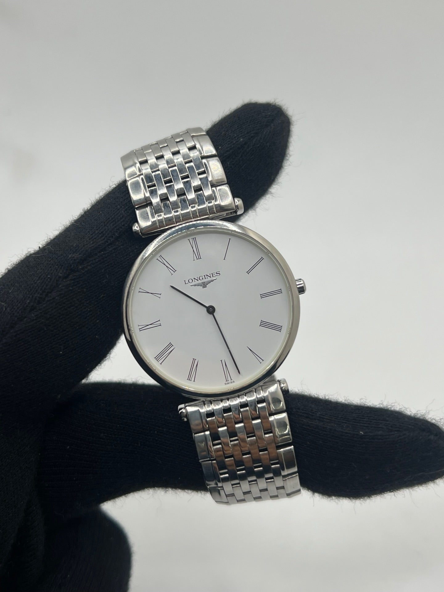 Montre Longines La Grande Classique L4.709.4 en acier, équipée d’un mouvement quartz précis et d’un cadran blanc à chiffres romains. Son boîtier fin de 33 mm et son bracelet argenté en acier lui confèrent une élégance intemporelle. Un garde-temps raffiné pour homme ou unisexe, idéal pour un style classique et sophistiqué.