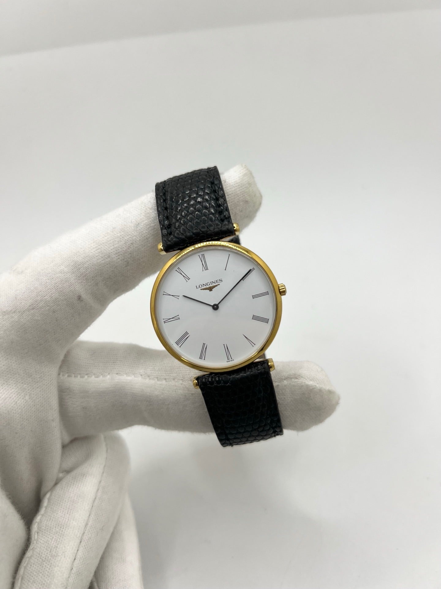 Montre Longines La Grande Classique référence L4.709.2 en plaqué or avec boîtier de 33 mm, cadran blanc à chiffres romains et verre saphir. Ce modèle à mouvement quartz est équipé d’un bracelet en cuir noir avec boucle ardillon en acier. Son design élégant et intemporel en fait une montre de ville raffinée, adaptée aussi bien aux hommes qu’aux amateurs de montres classiques. Pièce d’occasion en très bon état, révisée et prête à être portée.
