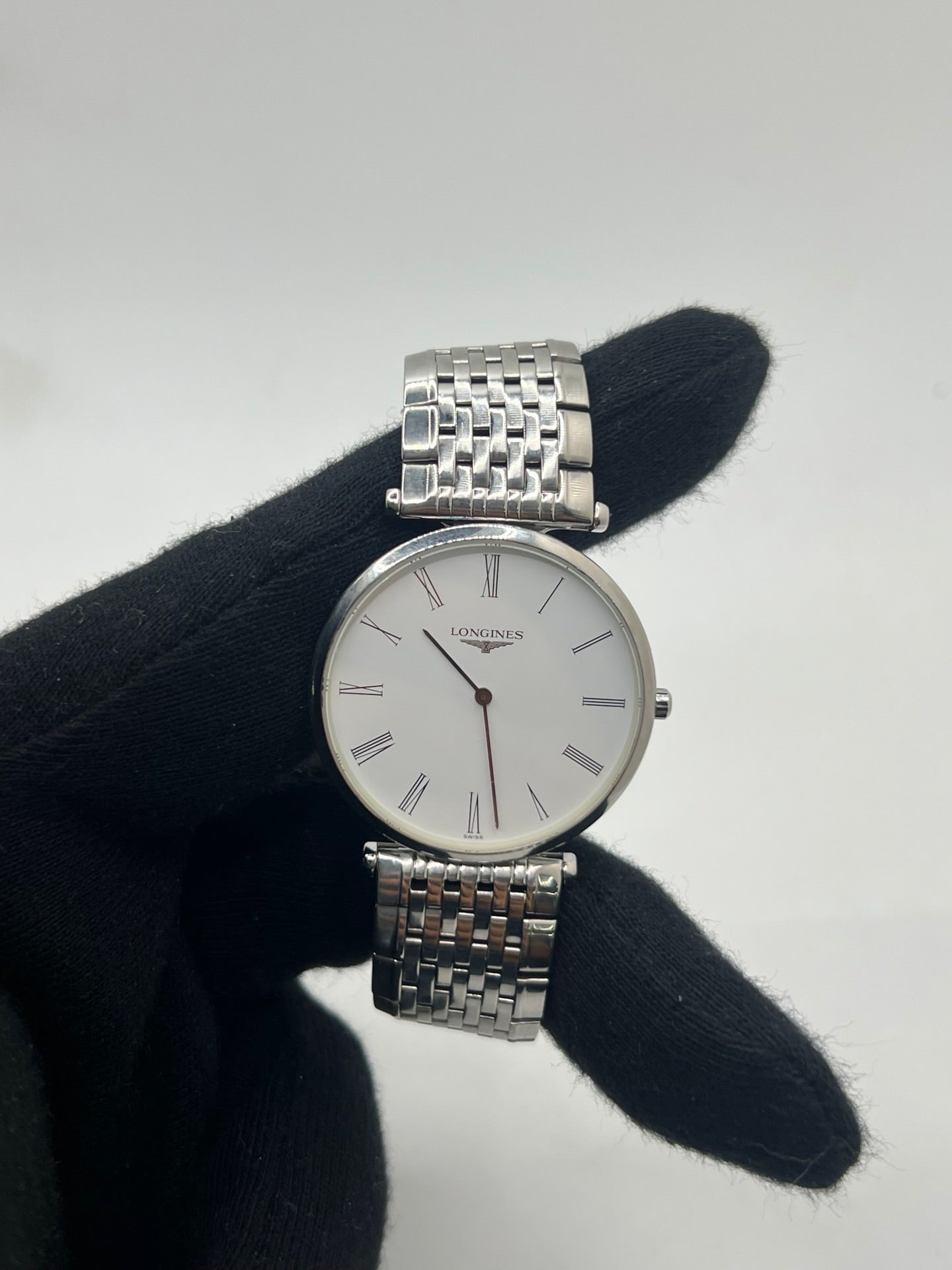 Montre Longines La Grande Classique L4.709.4 en acier, équipée d’un mouvement quartz précis et d’un cadran blanc à chiffres romains. Son boîtier fin de 33 mm et son bracelet argenté en acier lui confèrent une élégance intemporelle. Un garde-temps raffiné pour homme ou unisexe, idéal pour un style classique et sophistiqué.