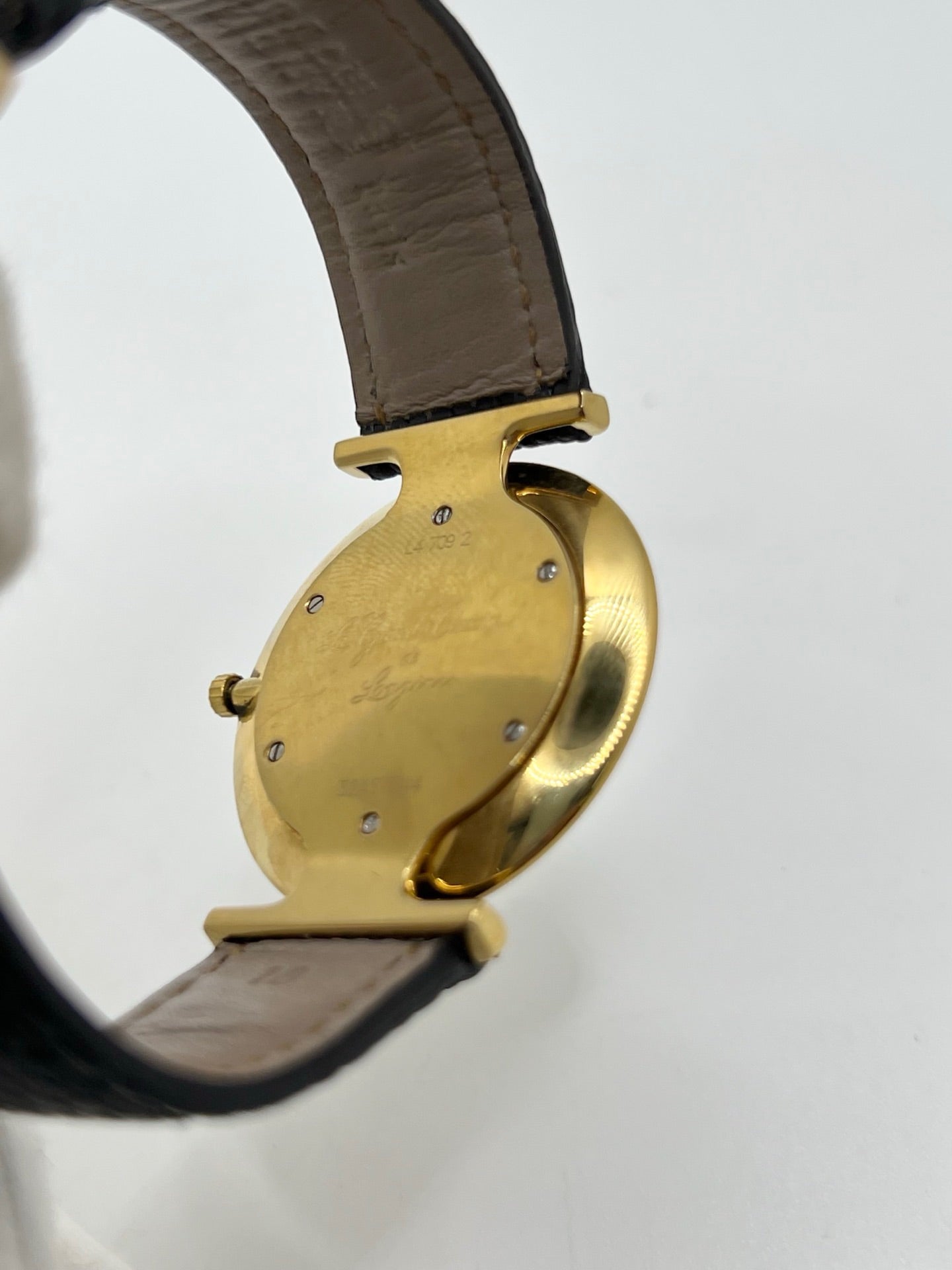 Montre Longines La Grande Classique référence L4.709.2 en plaqué or avec boîtier de 33 mm, cadran blanc à chiffres romains et verre saphir. Ce modèle à mouvement quartz est équipé d’un bracelet en cuir noir avec boucle ardillon en acier. Son design élégant et intemporel en fait une montre de ville raffinée, adaptée aussi bien aux hommes qu’aux amateurs de montres classiques. Pièce d’occasion en très bon état, révisée et prête à être portée.
