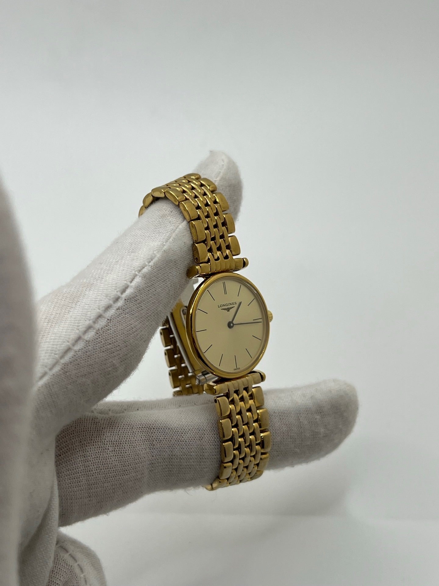 Montre femme Longines La Grande Classique plaquée or avec boîtier acier et bracelet doré. Cadran or avec index bâtons, verre saphir, mouvement quartz précis. Élégante et raffinée, idéale pour un usage quotidien ou des occasions spéciales. D’occasion en très bon état, légère usure discrète, sans coffret ni papiers d’origine.