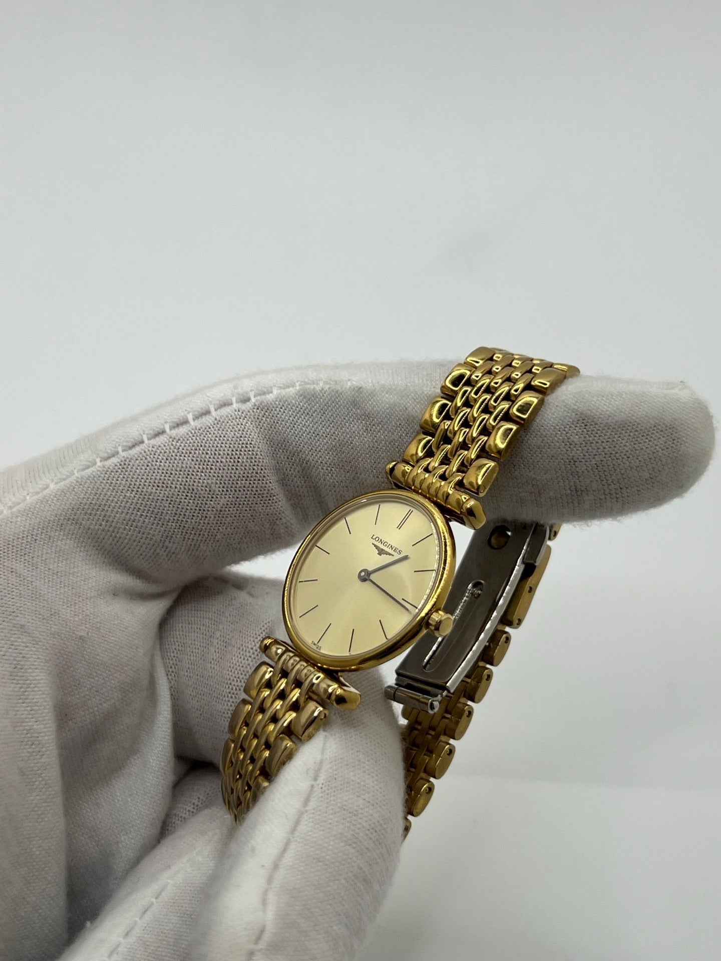 Montre femme Longines La Grande Classique plaquée or avec boîtier acier et bracelet doré. Cadran or avec index bâtons, verre saphir, mouvement quartz précis. Élégante et raffinée, idéale pour un usage quotidien ou des occasions spéciales. D’occasion en très bon état, légère usure discrète, sans coffret ni papiers d’origine.