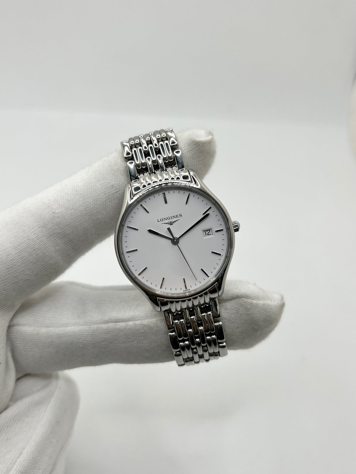 Montre Longines Lyre L43594126 en acier, équipée d’un mouvement à quartz et d’un boîtier de 32 mm. Son cadran blanc élégant est protégé par un verre saphir, offrant une bonne résistance aux rayures. Cette montre Longines Lyre se distingue par son design classique et intemporel, idéal pour accompagner toutes les occasions. Son bracelet en acier assorti, doté d’une boucle déployante double, apporte une finition harmonieuse et raffinée. Modèle de 2018, livré avec son coffret et ses papiers d’origine.