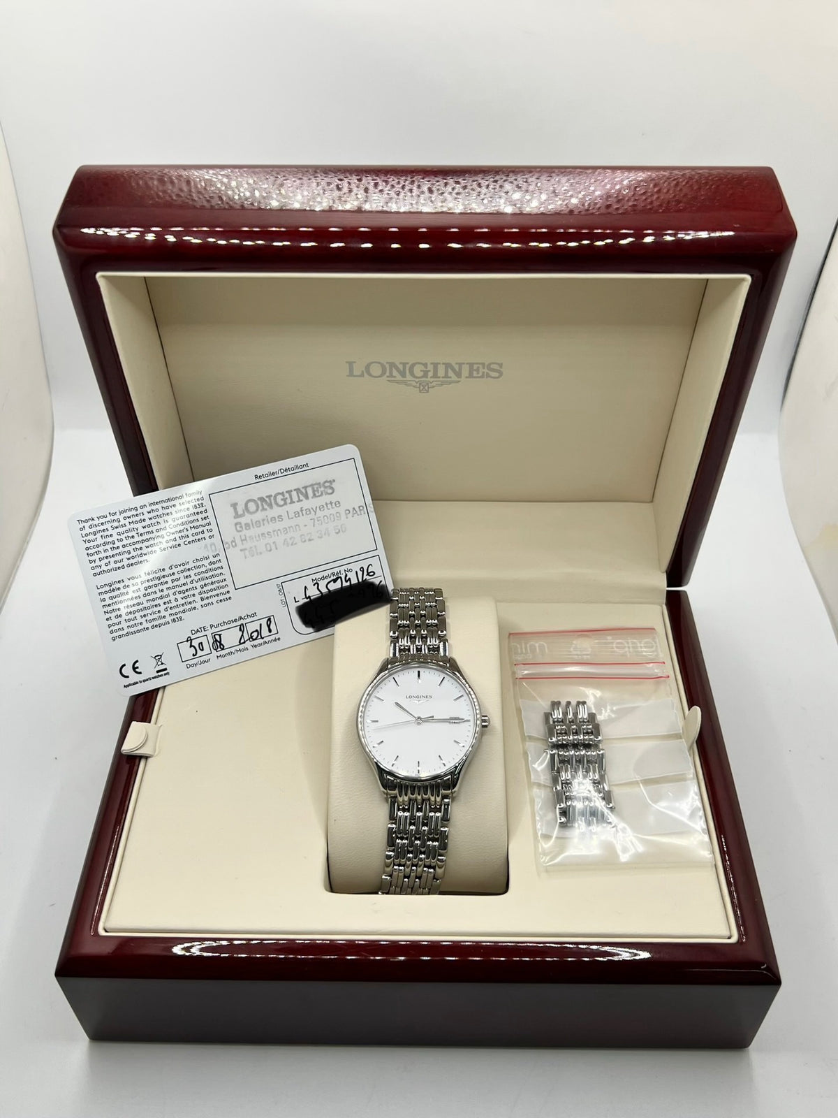 Montre Longines Lyre L43594126 en acier, équipée d’un mouvement à quartz et d’un boîtier de 32 mm. Son cadran blanc élégant est protégé par un verre saphir, offrant une bonne résistance aux rayures. Cette montre Longines Lyre se distingue par son design classique et intemporel, idéal pour accompagner toutes les occasions. Son bracelet en acier assorti, doté d’une boucle déployante double, apporte une finition harmonieuse et raffinée. Modèle de 2018, livré avec son coffret et ses papiers d’origine.