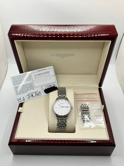Montre Longines Lyre L43594126 en acier, équipée d’un mouvement à quartz et d’un boîtier de 32 mm. Son cadran blanc élégant est protégé par un verre saphir, offrant une bonne résistance aux rayures. Cette montre Longines Lyre se distingue par son design classique et intemporel, idéal pour accompagner toutes les occasions. Son bracelet en acier assorti, doté d’une boucle déployante double, apporte une finition harmonieuse et raffinée. Modèle de 2018, livré avec son coffret et ses papiers d’origine.