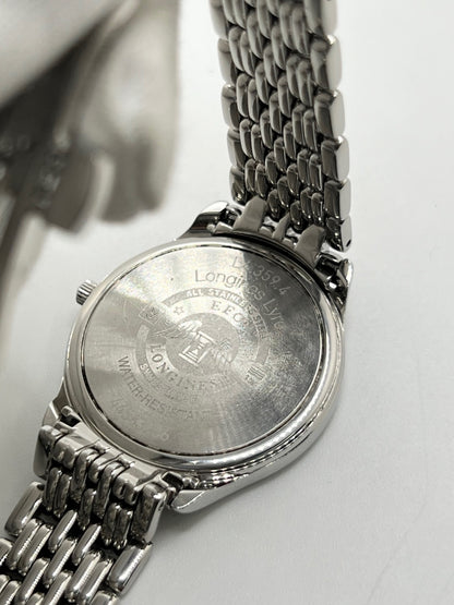 Montre Longines Lyre L43594126 en acier, équipée d’un mouvement à quartz et d’un boîtier de 32 mm. Son cadran blanc élégant est protégé par un verre saphir, offrant une bonne résistance aux rayures. Cette montre Longines Lyre se distingue par son design classique et intemporel, idéal pour accompagner toutes les occasions. Son bracelet en acier assorti, doté d’une boucle déployante double, apporte une finition harmonieuse et raffinée. Modèle de 2018, livré avec son coffret et ses papiers d’origine.