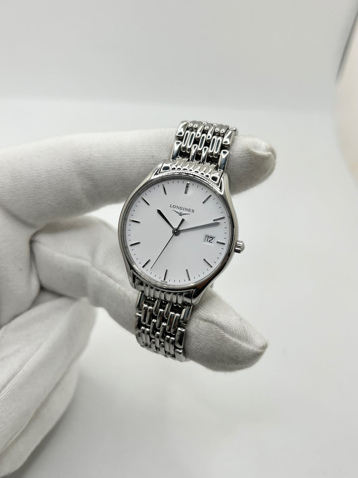Montre Longines Lyre L43594126 en acier, équipée d’un mouvement à quartz et d’un boîtier de 32 mm. Son cadran blanc élégant est protégé par un verre saphir, offrant une bonne résistance aux rayures. Cette montre Longines Lyre se distingue par son design classique et intemporel, idéal pour accompagner toutes les occasions. Son bracelet en acier assorti, doté d’une boucle déployante double, apporte une finition harmonieuse et raffinée. Modèle de 2018, livré avec son coffret et ses papiers d’origine.