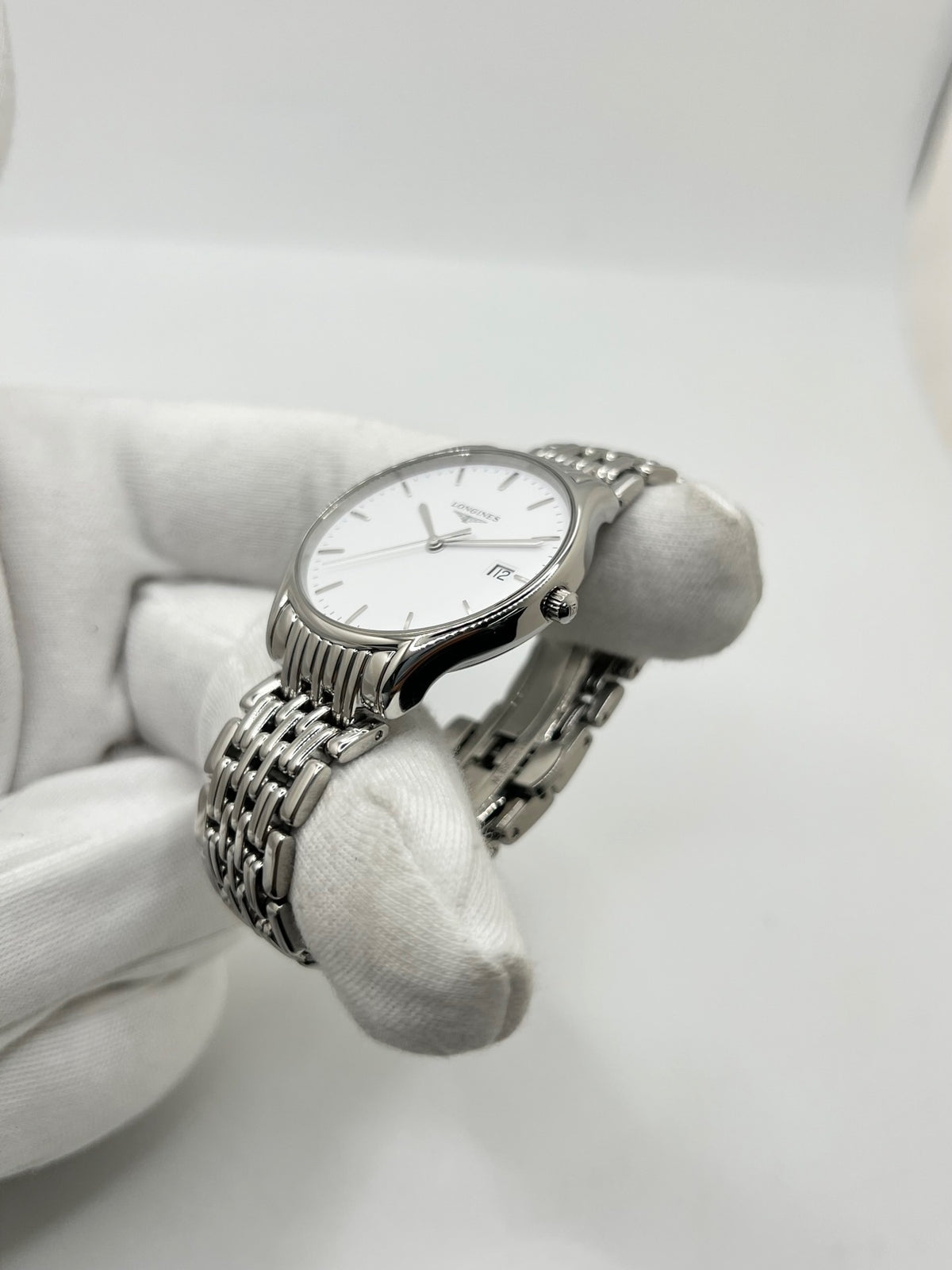 Montre Longines Lyre L43594126 en acier, équipée d’un mouvement à quartz et d’un boîtier de 32 mm. Son cadran blanc élégant est protégé par un verre saphir, offrant une bonne résistance aux rayures. Cette montre Longines Lyre se distingue par son design classique et intemporel, idéal pour accompagner toutes les occasions. Son bracelet en acier assorti, doté d’une boucle déployante double, apporte une finition harmonieuse et raffinée. Modèle de 2018, livré avec son coffret et ses papiers d’origine.