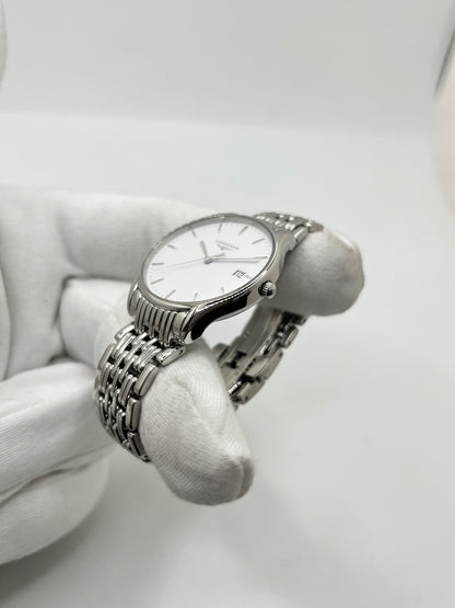 Montre Longines Lyre L43594126 en acier, équipée d’un mouvement à quartz et d’un boîtier de 32 mm. Son cadran blanc élégant est protégé par un verre saphir, offrant une bonne résistance aux rayures. Cette montre Longines Lyre se distingue par son design classique et intemporel, idéal pour accompagner toutes les occasions. Son bracelet en acier assorti, doté d’une boucle déployante double, apporte une finition harmonieuse et raffinée. Modèle de 2018, livré avec son coffret et ses papiers d’origine.