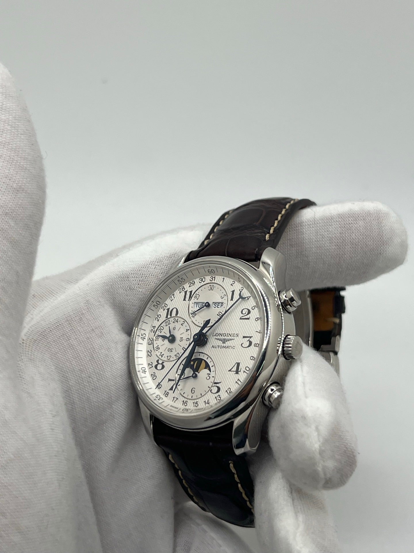 Découvrez cette Longines Master Collection de 2012, un modèle emblématique alliant tradition horlogère et raffinement contemporain. Livrée en full set, avec sa boîte, ses papiers et tous les accessoires d’origine, cette pièce est idéale pour les collectionneurs exigeants et les amateurs de montres suisses authentiques. Une montre classique et intemporelle, parfaite pour enrichir toute collection d’élégance.