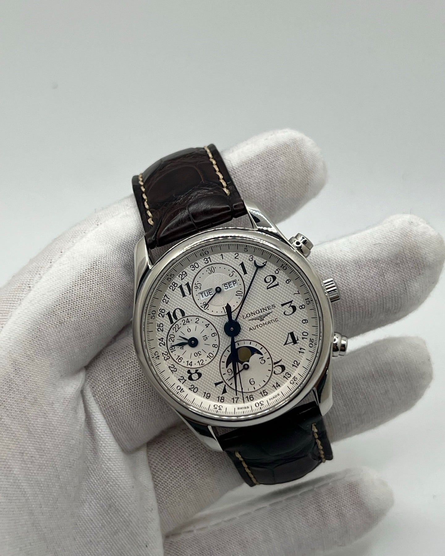Découvrez cette Longines Master Collection de 2012, un modèle emblématique alliant tradition horlogère et raffinement contemporain. Livrée en full set, avec sa boîte, ses papiers et tous les accessoires d’origine, cette pièce est idéale pour les collectionneurs exigeants et les amateurs de montres suisses authentiques. Une montre classique et intemporelle, parfaite pour enrichir toute collection d’élégance.