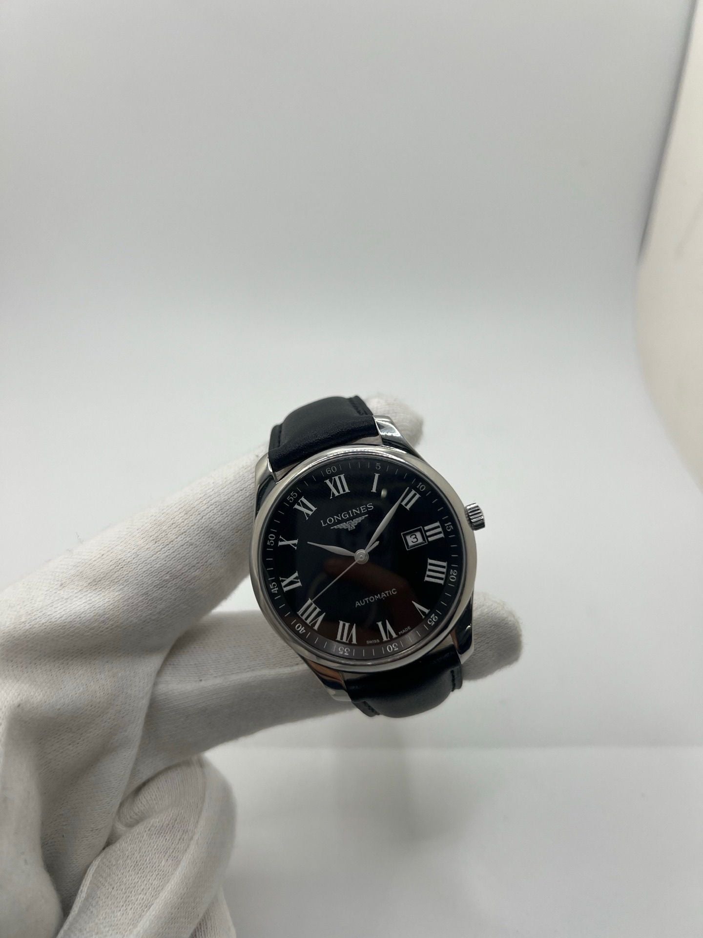 Montre automatique Longines Master Collection L2.893.4.51.6 en acier 42 mm, équipée d’un cadran noir épuré, d’un verre saphir et d’un bracelet en cuir noir. Modèle élégant avec fonction date, en très bon état d’occasion, présentant de légères micro-rayures, livré avec coffret d’origine.