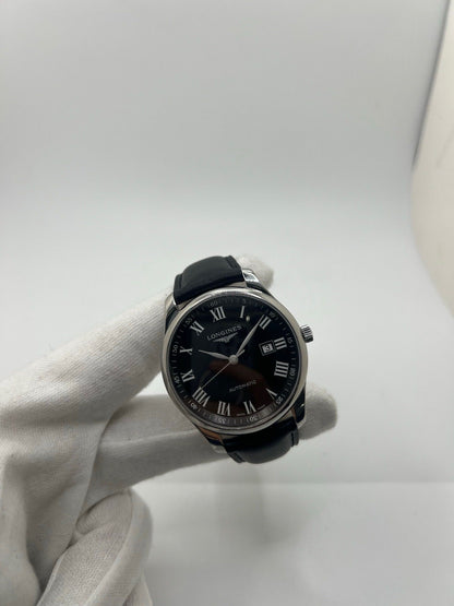 Montre automatique Longines Master Collection L2.893.4.51.6 en acier 42 mm, équipée d’un cadran noir épuré, d’un verre saphir et d’un bracelet en cuir noir. Modèle élégant avec fonction date, en très bon état d’occasion, présentant de légères micro-rayures, livré avec coffret d’origine.