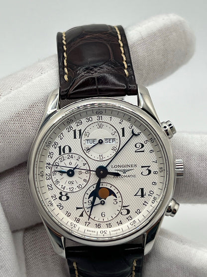 Découvrez cette Longines Master Collection de 2012, un modèle emblématique alliant tradition horlogère et raffinement contemporain. Livrée en full set, avec sa boîte, ses papiers et tous les accessoires d’origine, cette pièce est idéale pour les collectionneurs exigeants et les amateurs de montres suisses authentiques. Une montre classique et intemporelle, parfaite pour enrichir toute collection d’élégance.