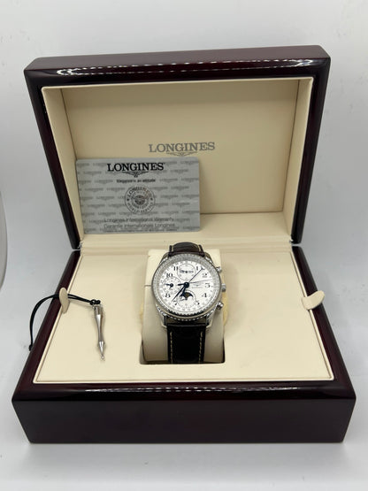 Découvrez cette Longines Master Collection de 2012, un modèle emblématique alliant tradition horlogère et raffinement contemporain. Livrée en full set, avec sa boîte, ses papiers et tous les accessoires d’origine, cette pièce est idéale pour les collectionneurs exigeants et les amateurs de montres suisses authentiques. Une montre classique et intemporelle, parfaite pour enrichir toute collection d’élégance.
